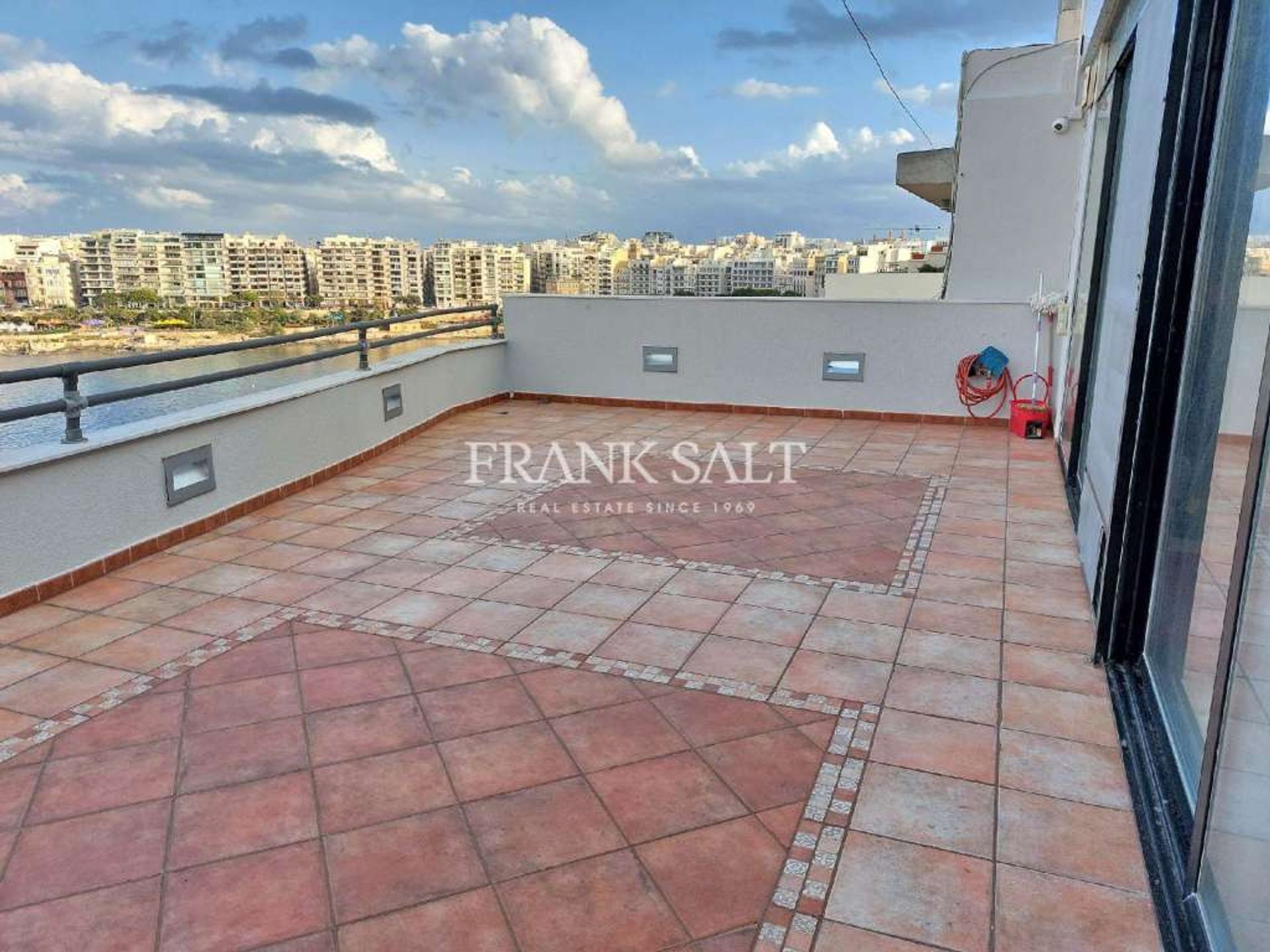 Condominium in San Giljan, San Giljan 11223739