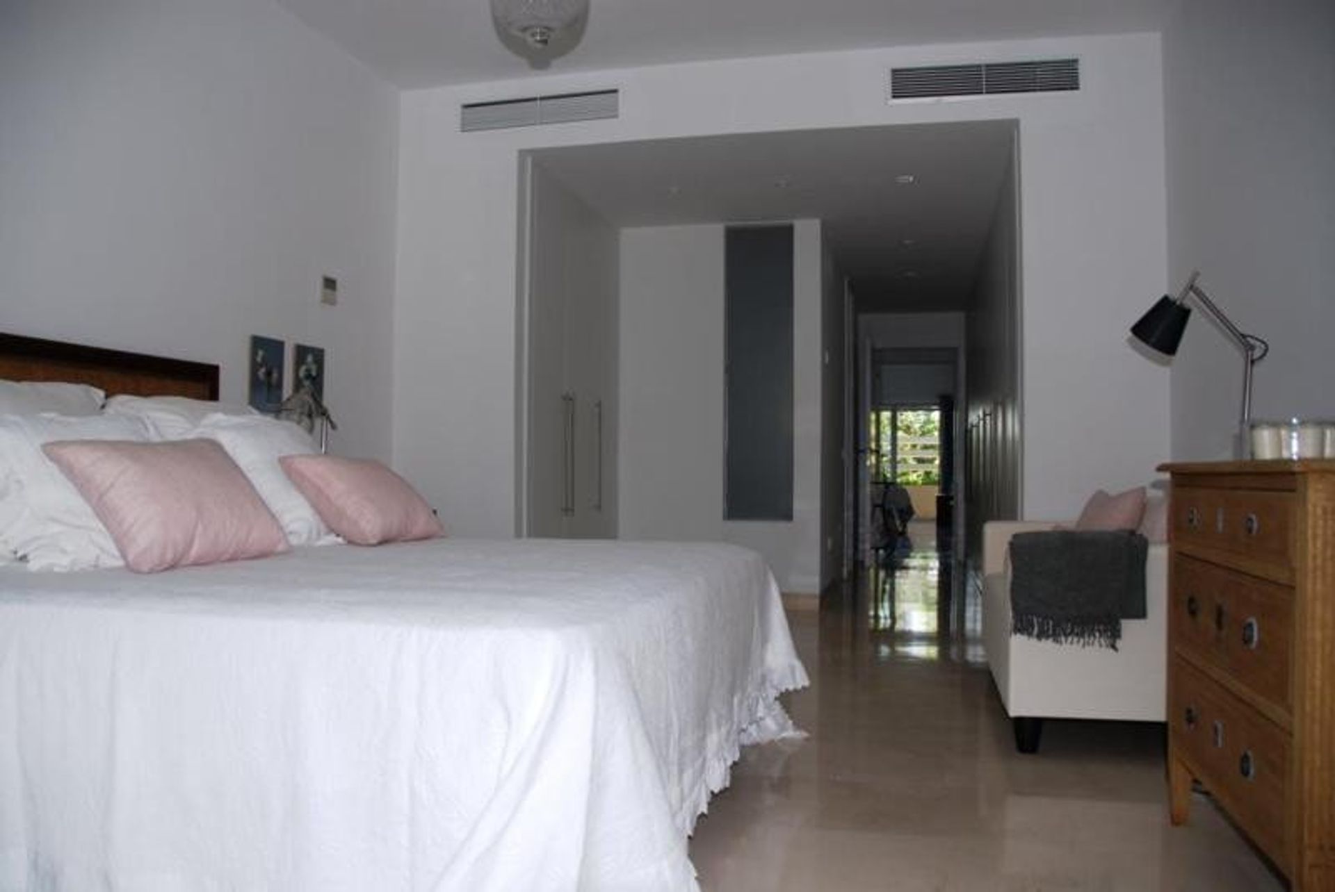 Condominium in San Roque, Andalucía 11248626