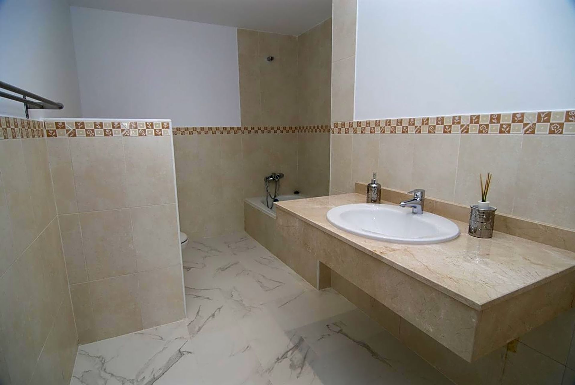 Condominium in Fuengirola, Andalusia 11253234