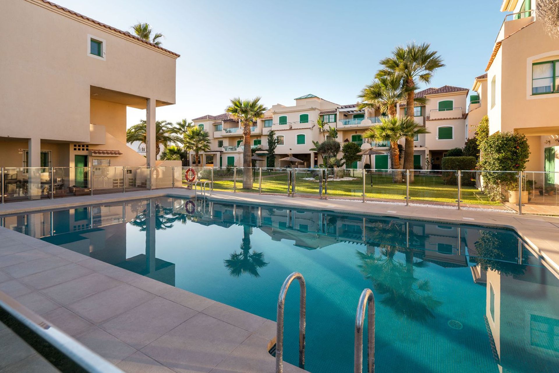 Condominium dans San Luis de Sabinillas, Andalousie 11266768