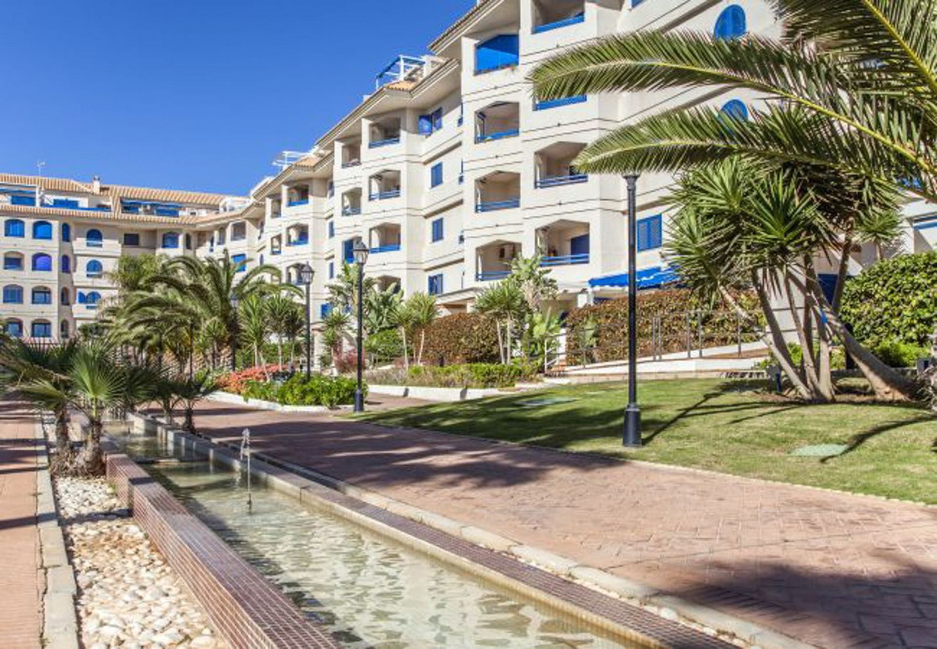 Condominium dans San Luis de Sabinillas, Andalousie 11268963