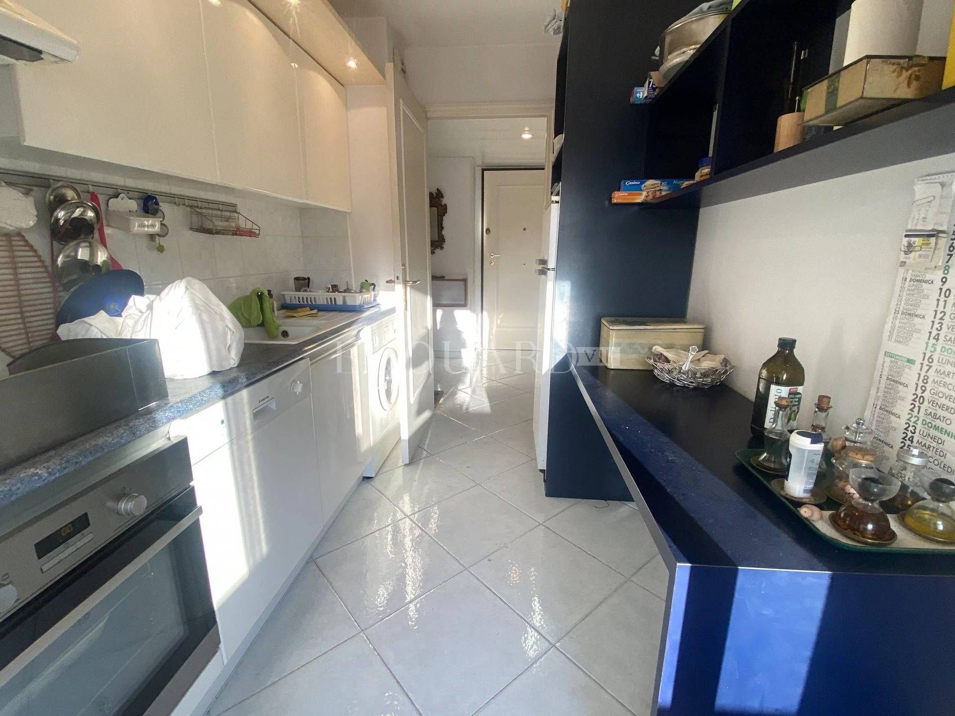 Condominium in Menton, Provence-Alpes-Cote d'Azur 11278543