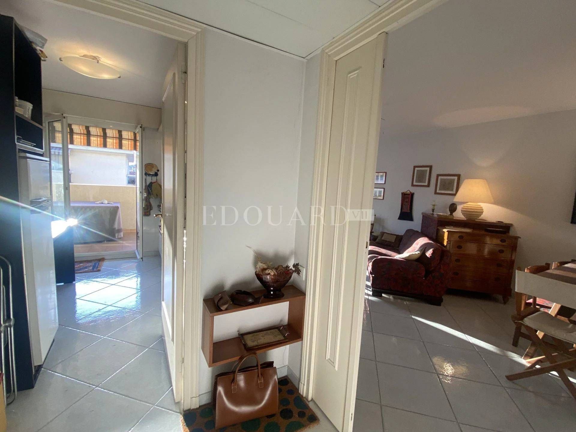 Condominium in Menton, Provence-Alpes-Cote d'Azur 11278543