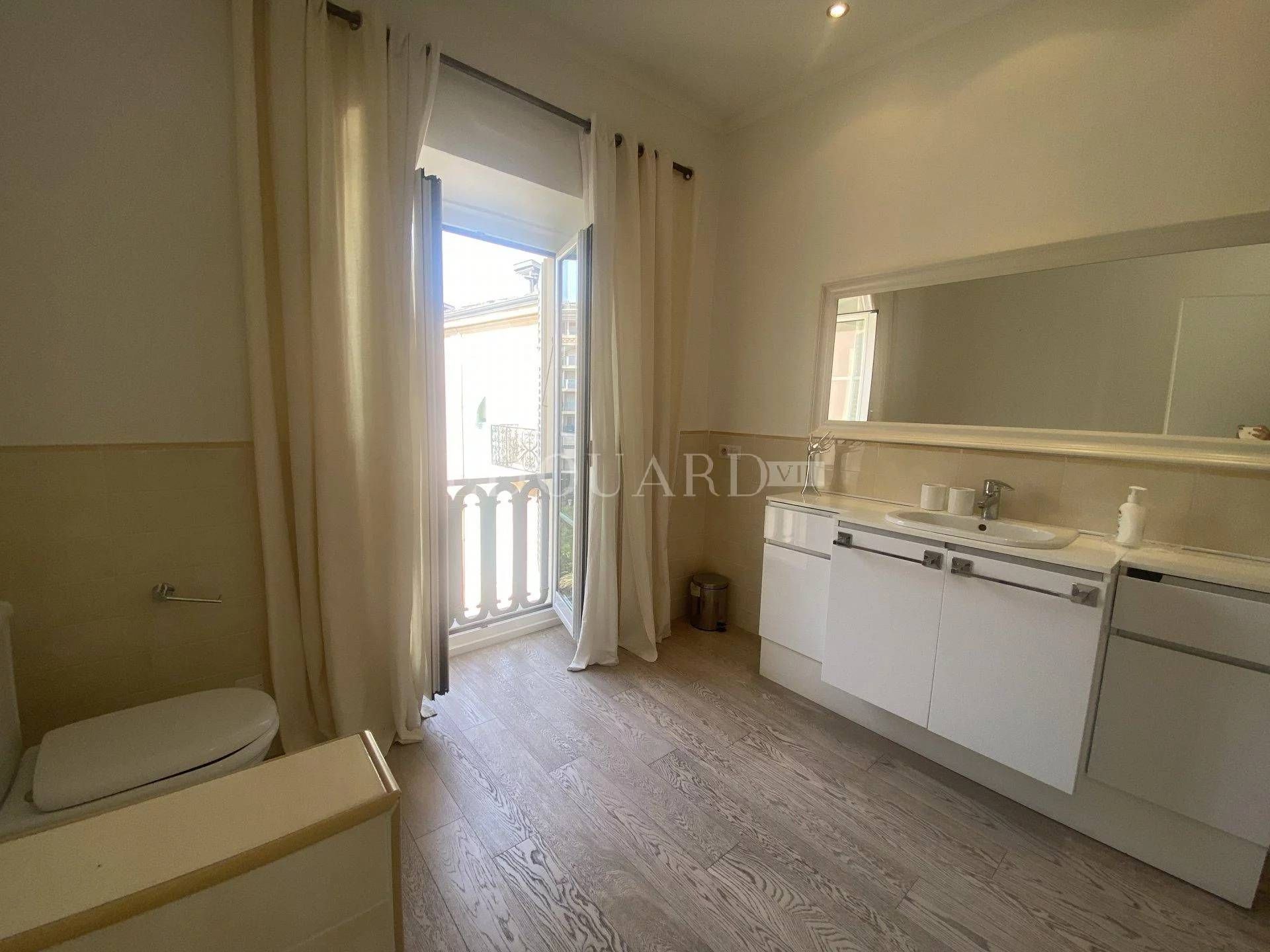 Condominium in Menton, Provence-Alpes-Côte d'Azur 11278566