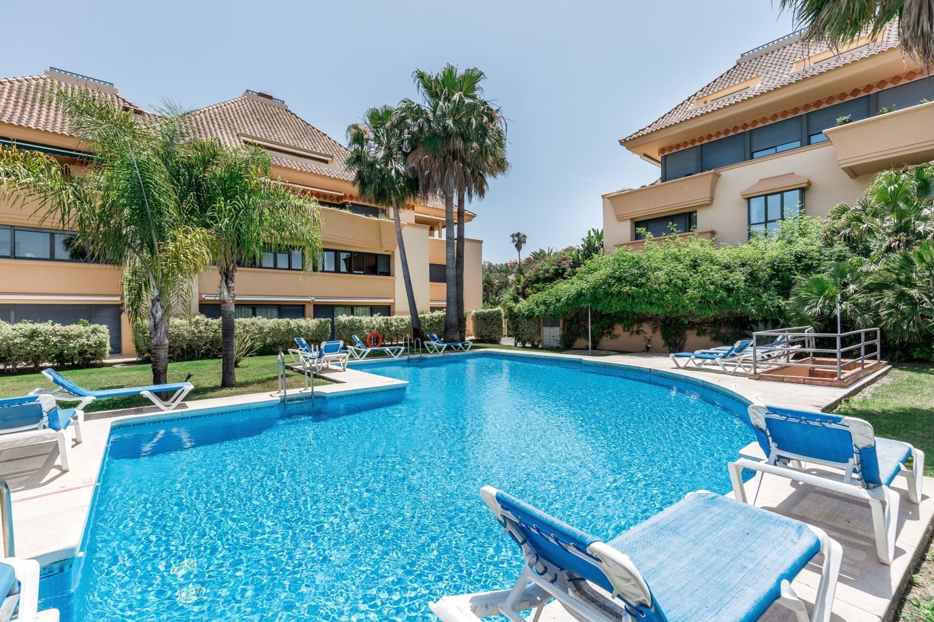 Condominium in Marbella, Andalucía 11281241