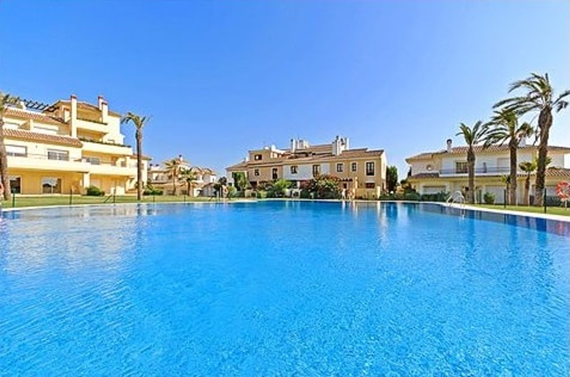 Condominium in San Roque, Andalucía 11290570