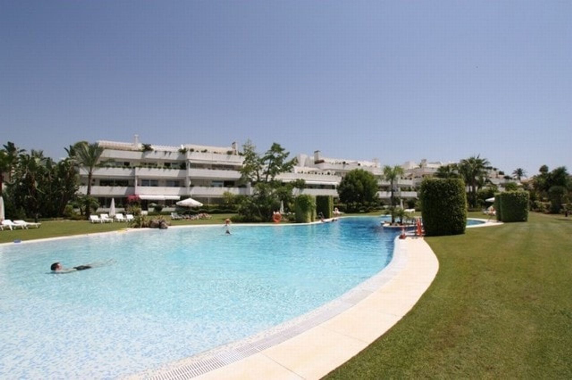 Condominium dans San Pedro de Alcántara, Andalousie 11293580