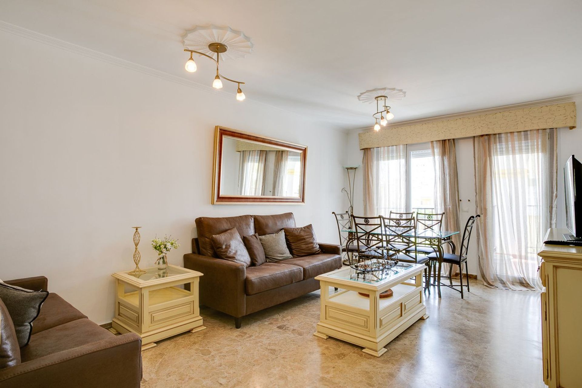 Condominium in Estepona, Andalucía 11298557