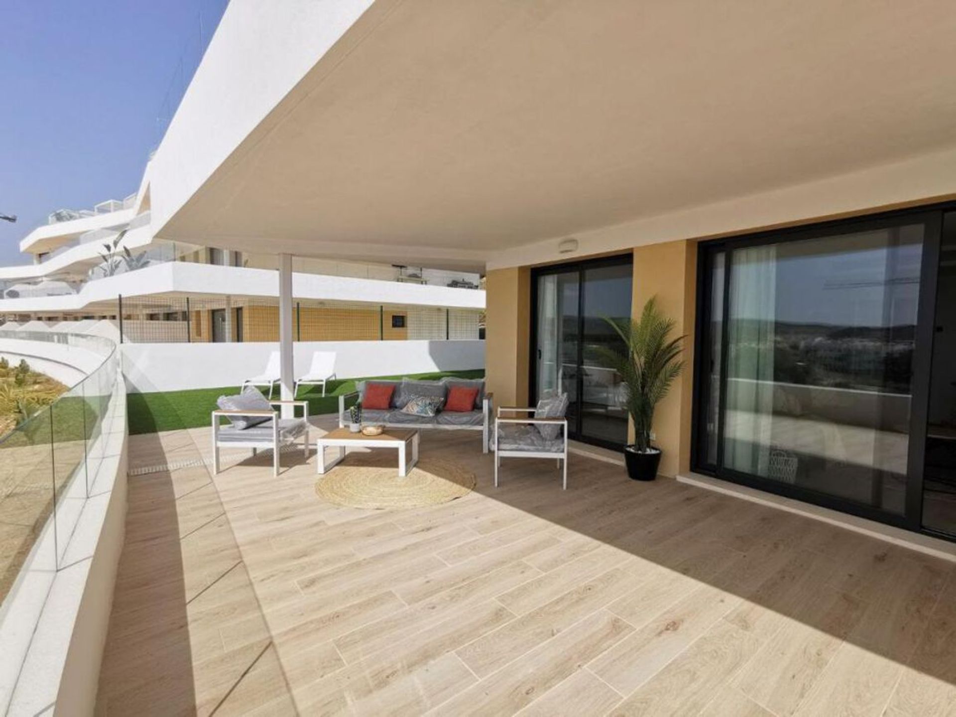 Condominium in Estepona, Andalucía 11306980