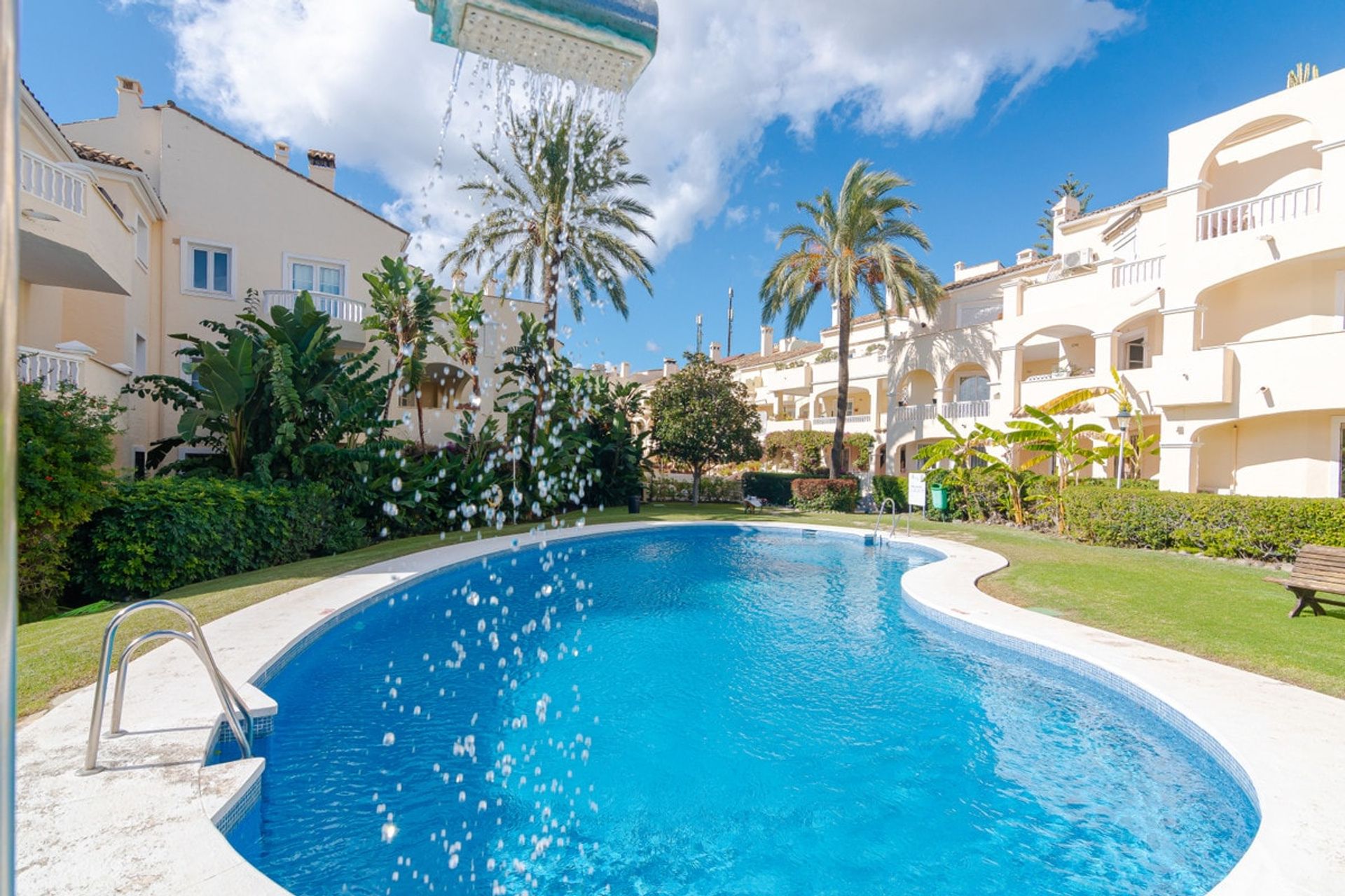 Condominium in Benahavis, Andalusia 11317625