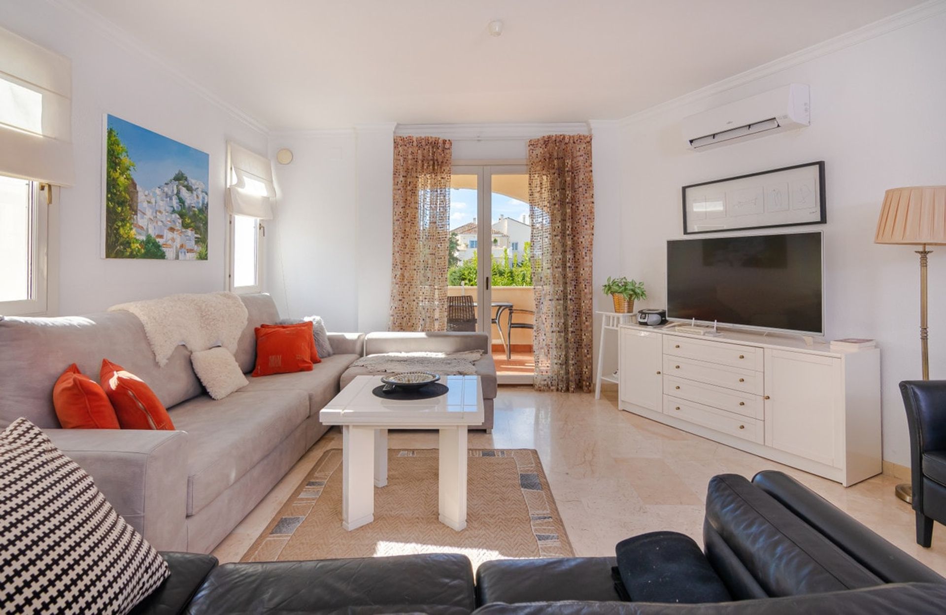 Condominium in Benahavis, Andalusia 11317625