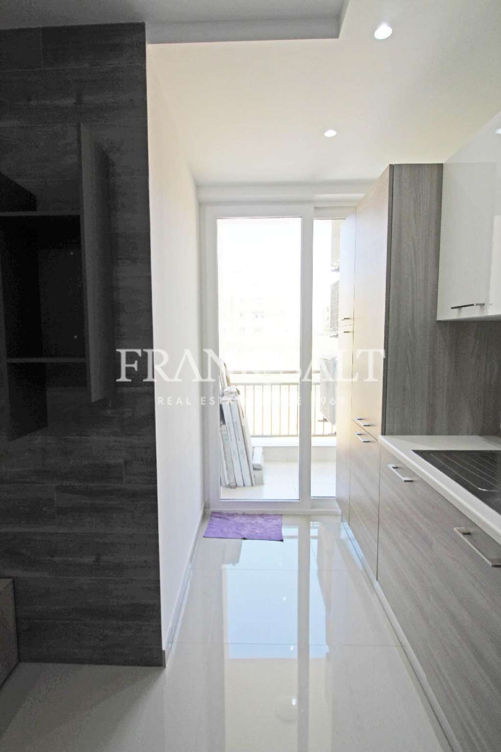 Condominium in San Giljan, San Giljan 11323809