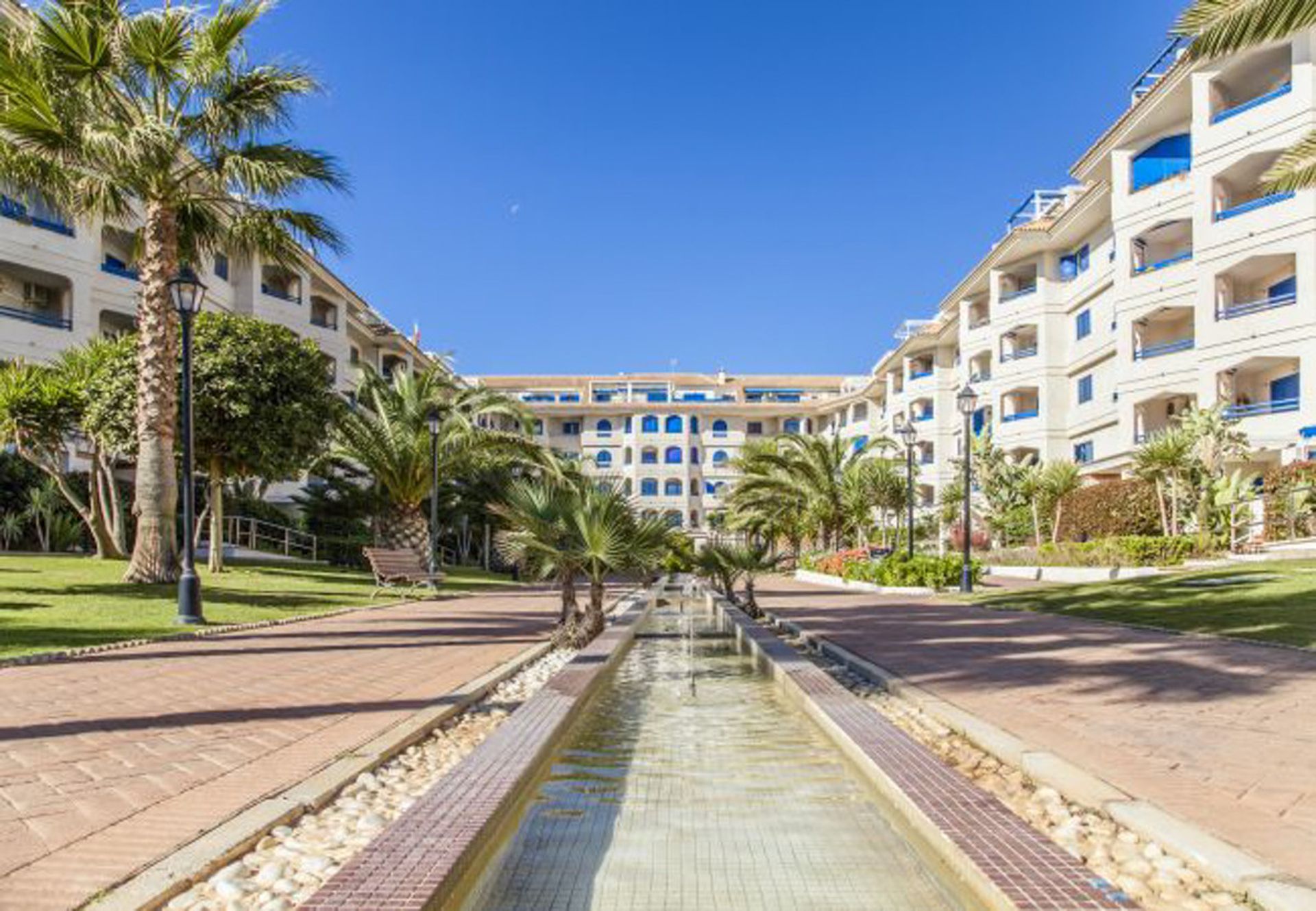 Condominium dans San Luis de Sabinillas, Andalusia 11324357