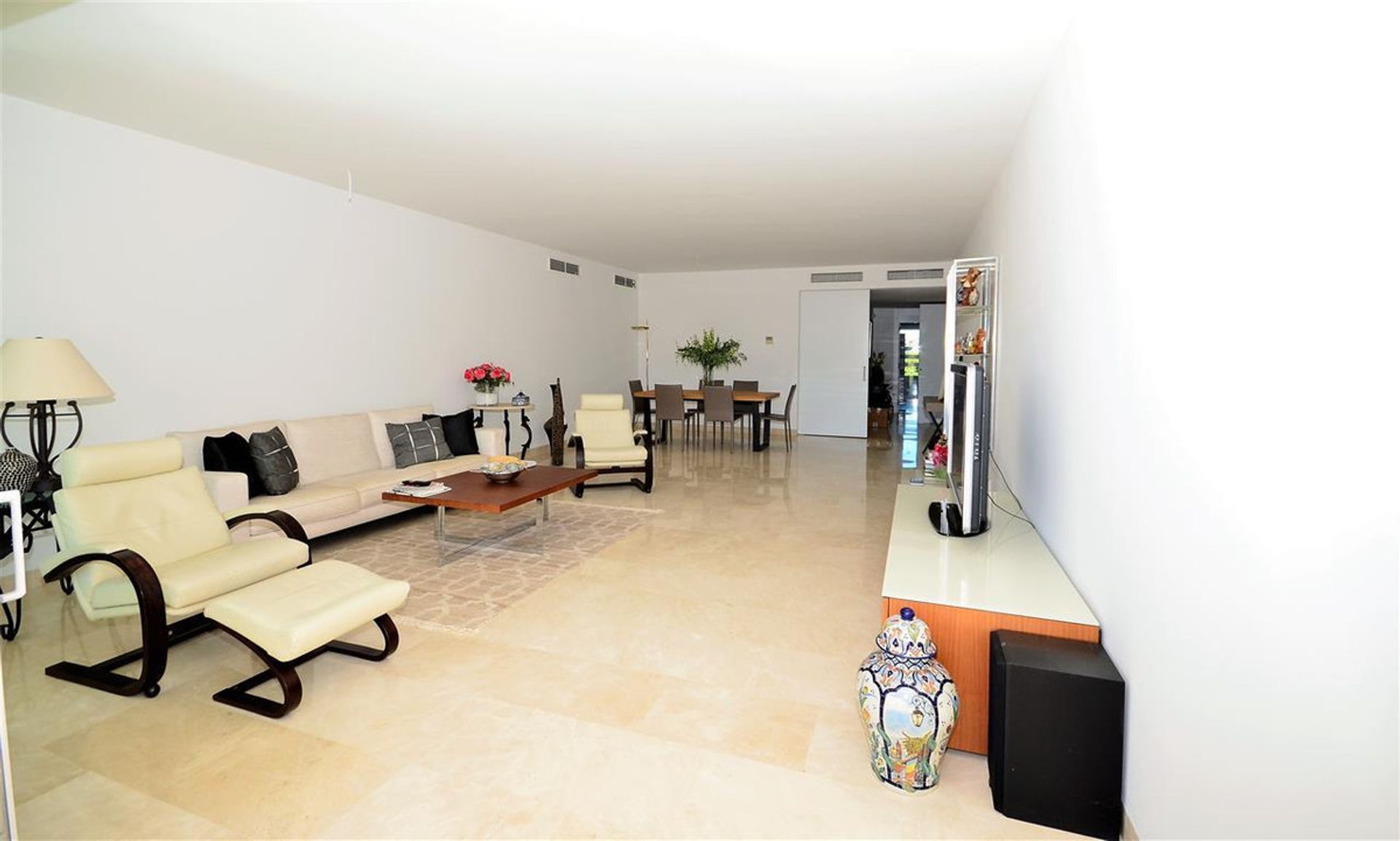 Condominium in San Roque, Andalucía 11330484