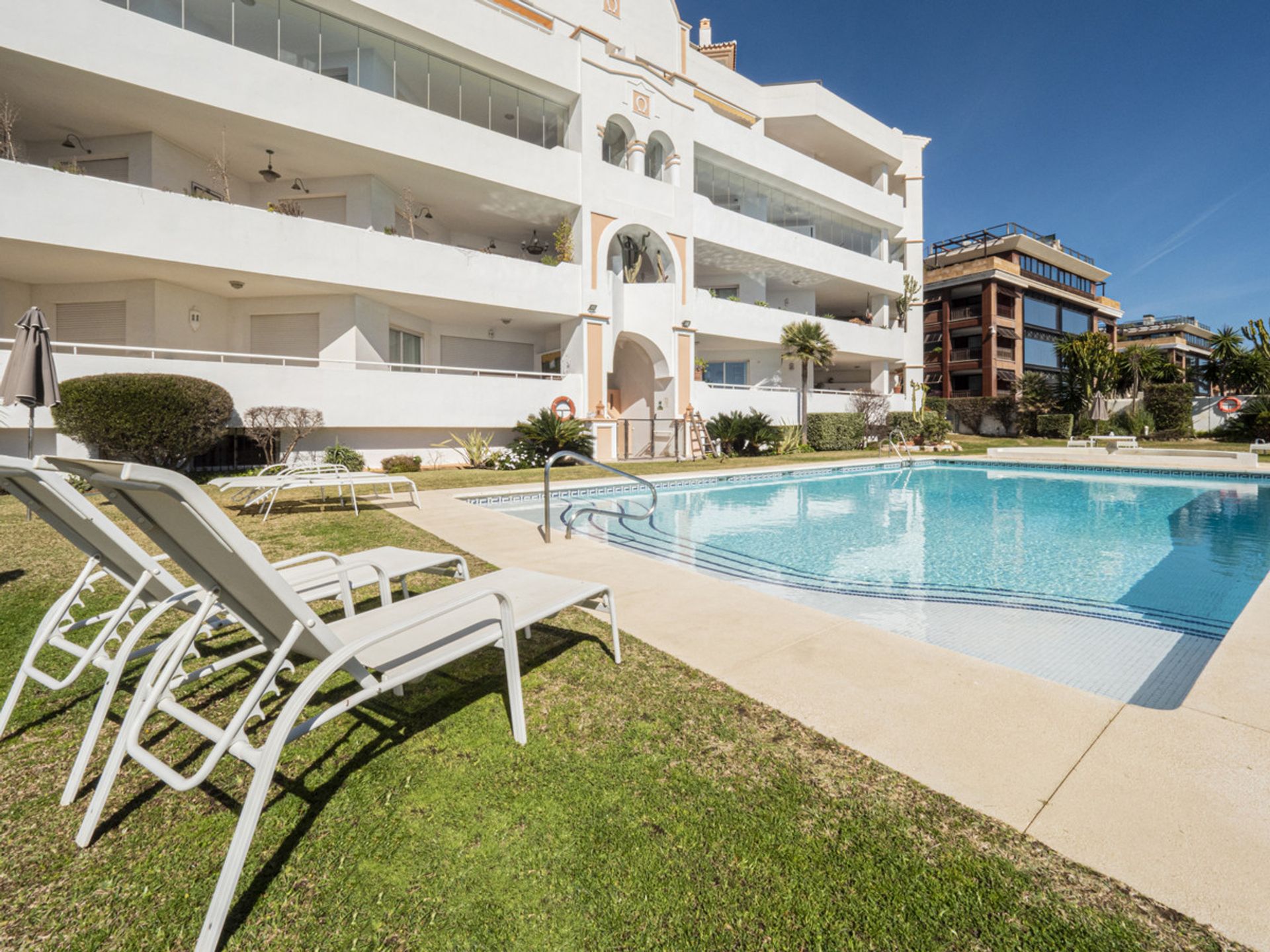 Condominium dans San Pedro de Alcántara, Andalousie 11332476