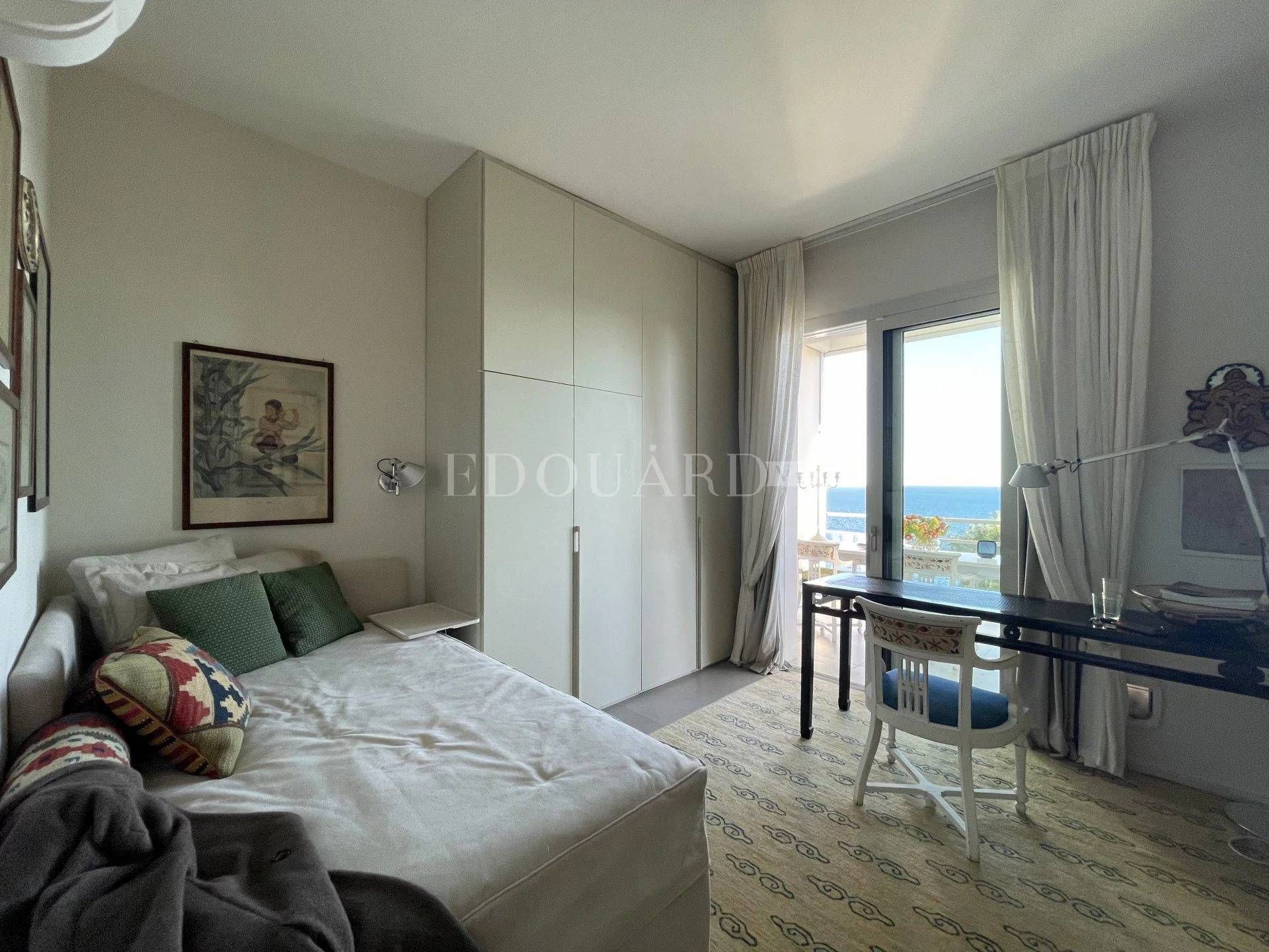 Condominium in Roquebrune-Cap-Martin, Provence-Alpes-Côte d'Azur 11335817