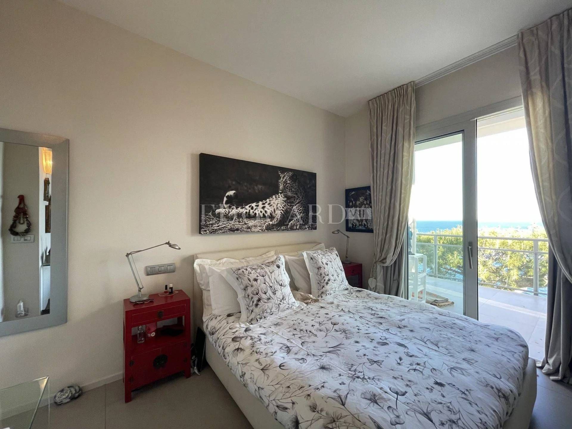 Condominium in Roquebrune, Provence-Alpes-Côte d'Azur 11335817