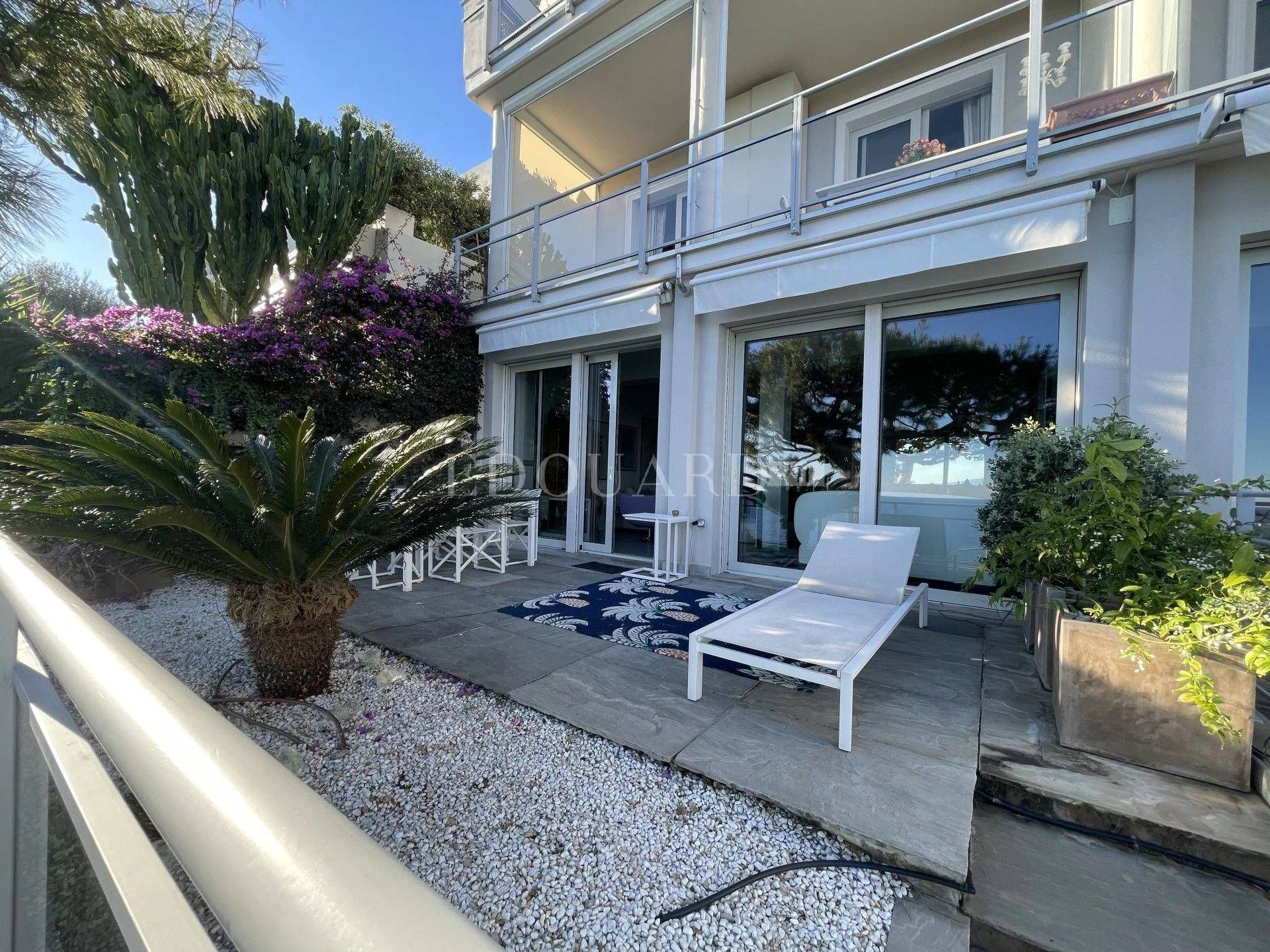 Condominium in Roquebrune-Cap-Martin, Provence-Alpes-Côte d'Azur 11335817