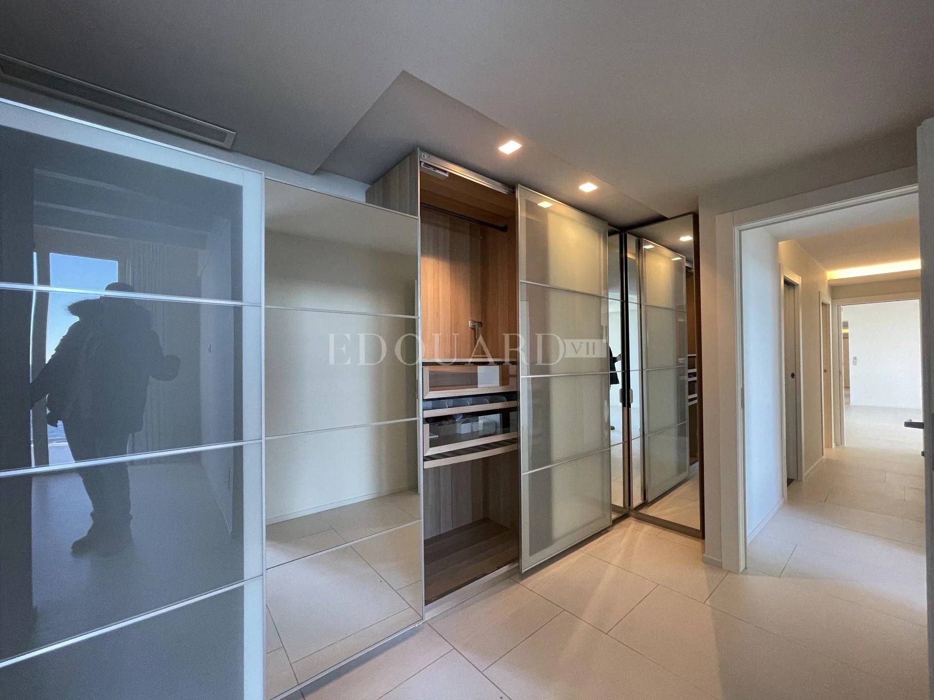 Condominium in Roquebrune-Cap-Martin, Provence-Alpes-Côte d'Azur 11335818