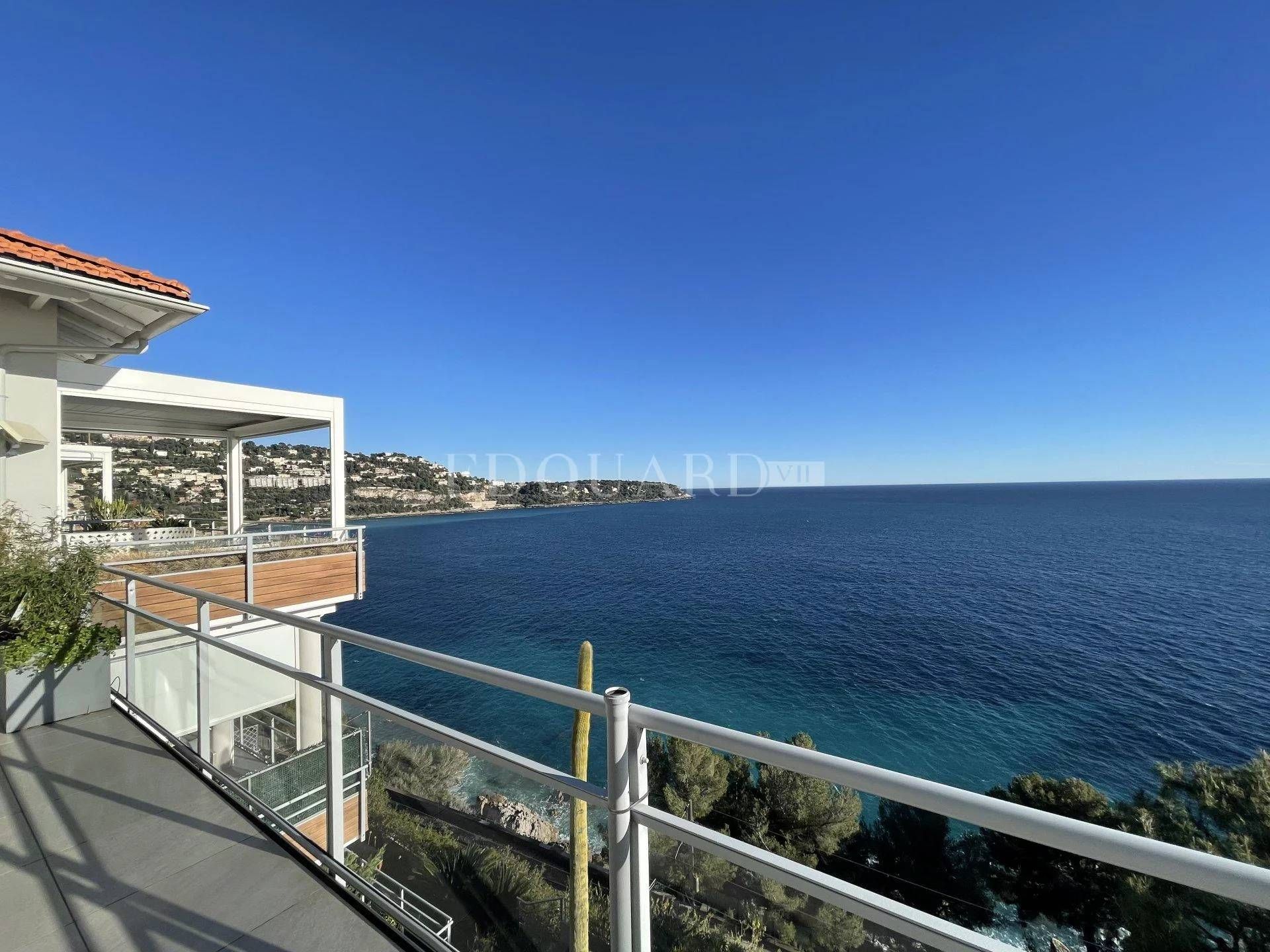 Condominium in Roquebrune-Cap-Martin, Provence-Alpes-Côte d'Azur 11335818