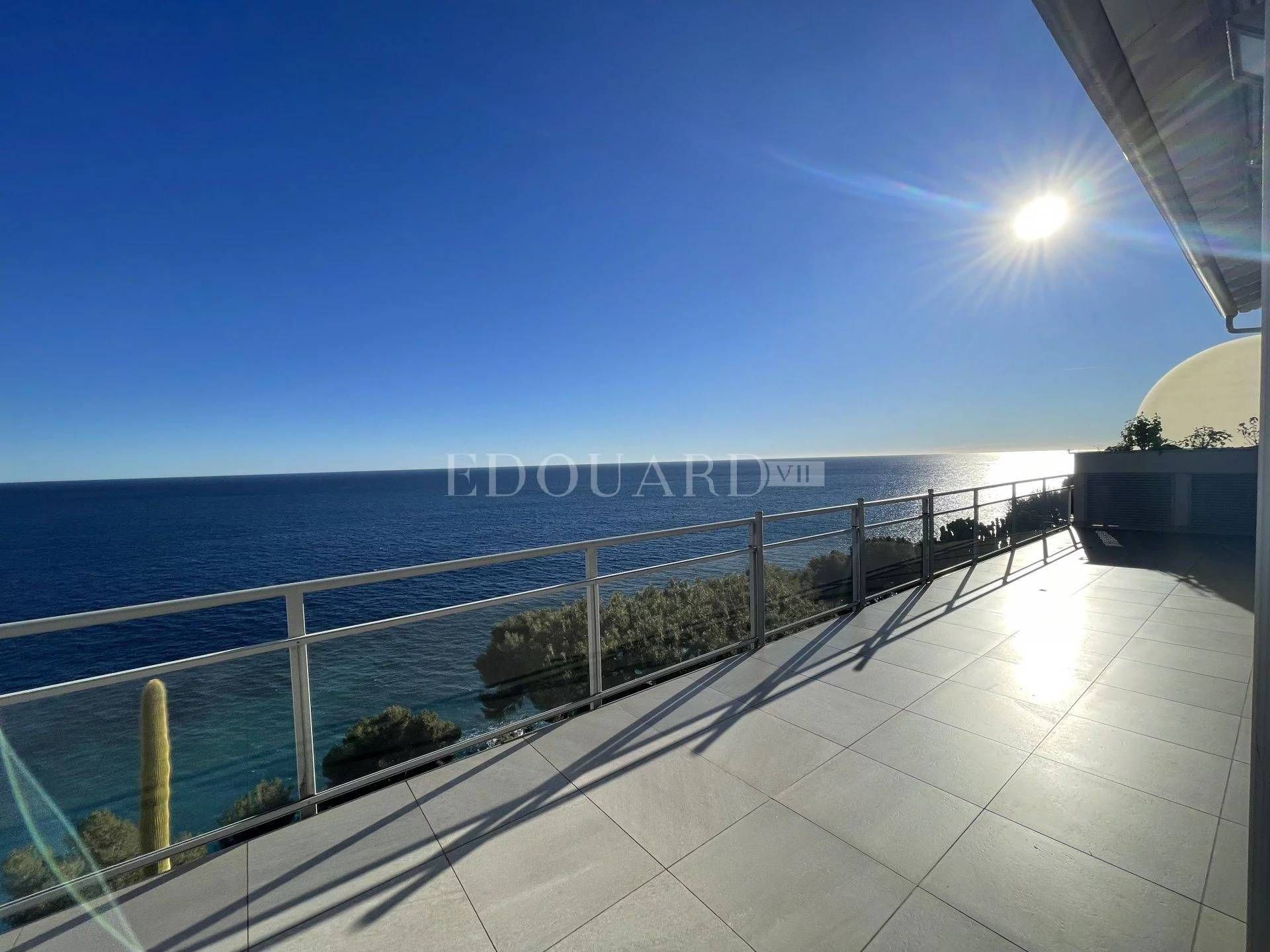 Condominium in Roquebrune-Cap-Martin, Provence-Alpes-Côte d'Azur 11335818