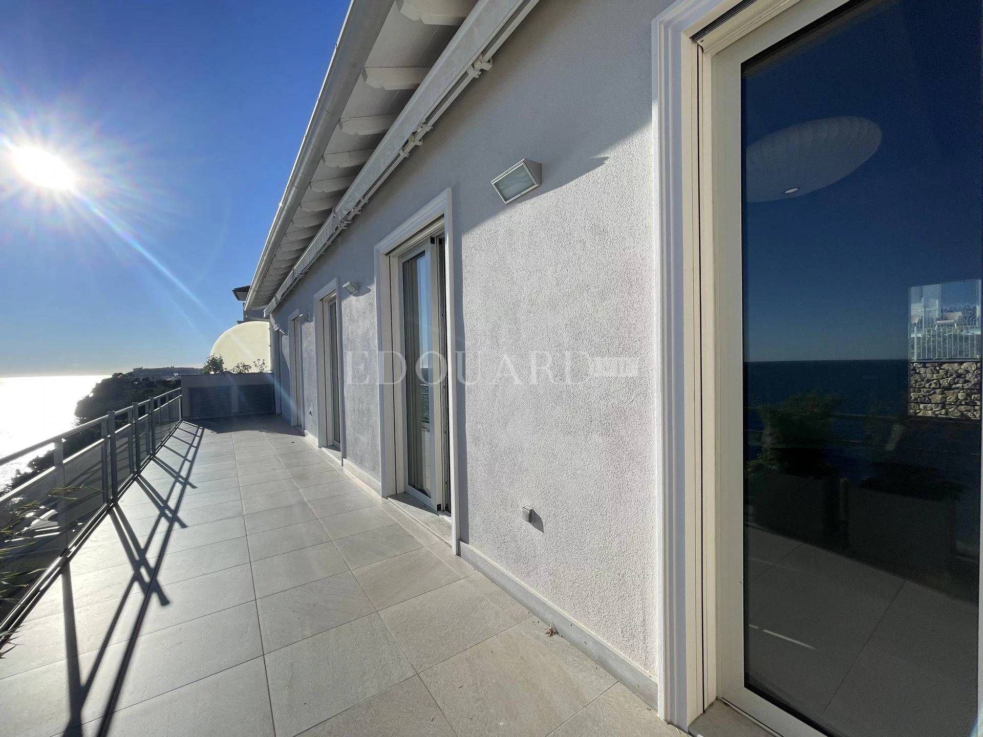 Condominium in Roquebrune, Provence-Alpes-Côte d'Azur 11335818