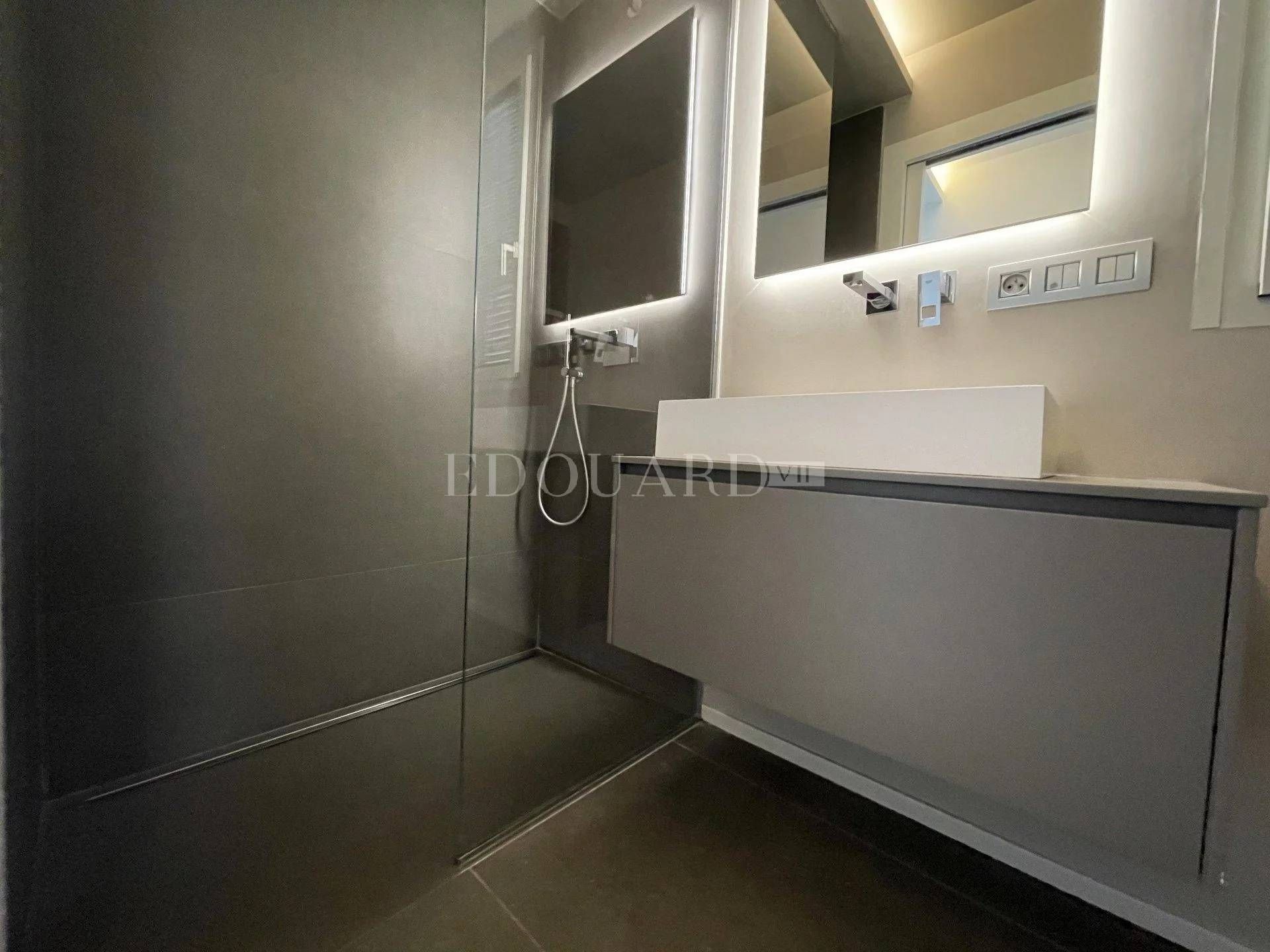 Condominium in Roquebrune-Cap-Martin, Provence-Alpes-Côte d'Azur 11335818