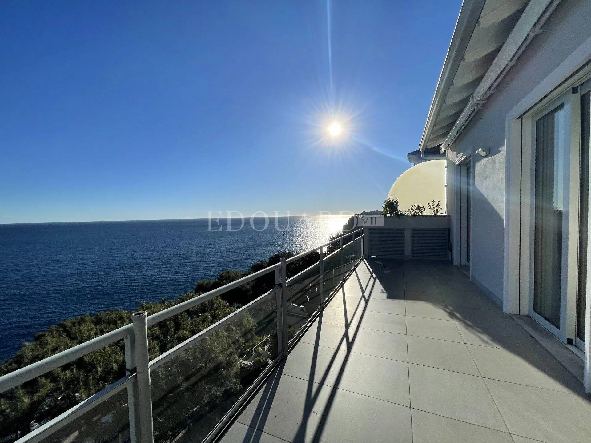 Condominium in Roquebrune, Provence-Alpes-Côte d'Azur 11335818