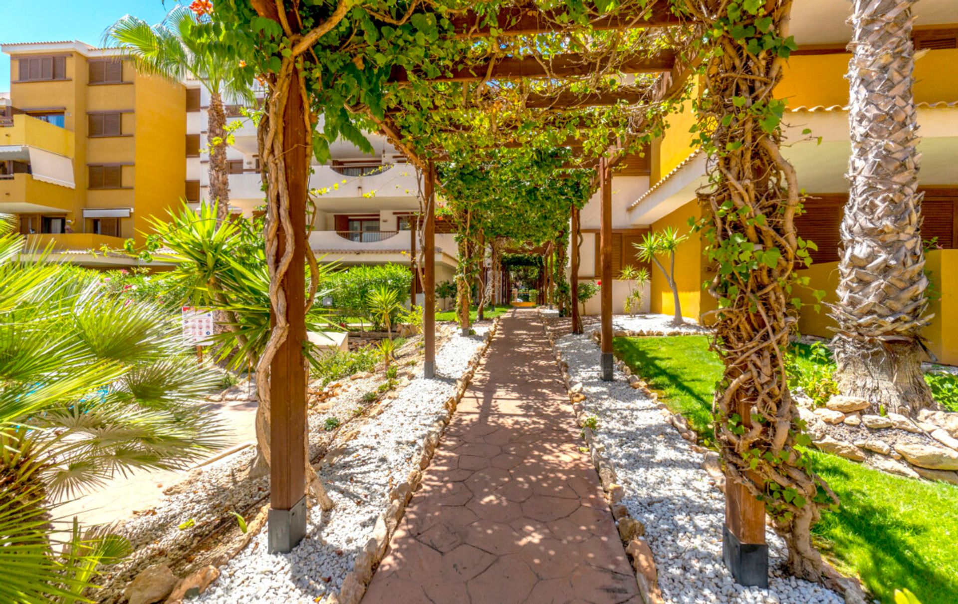 Condominium in Punta Prima, Comunidad Valenciana 11344282