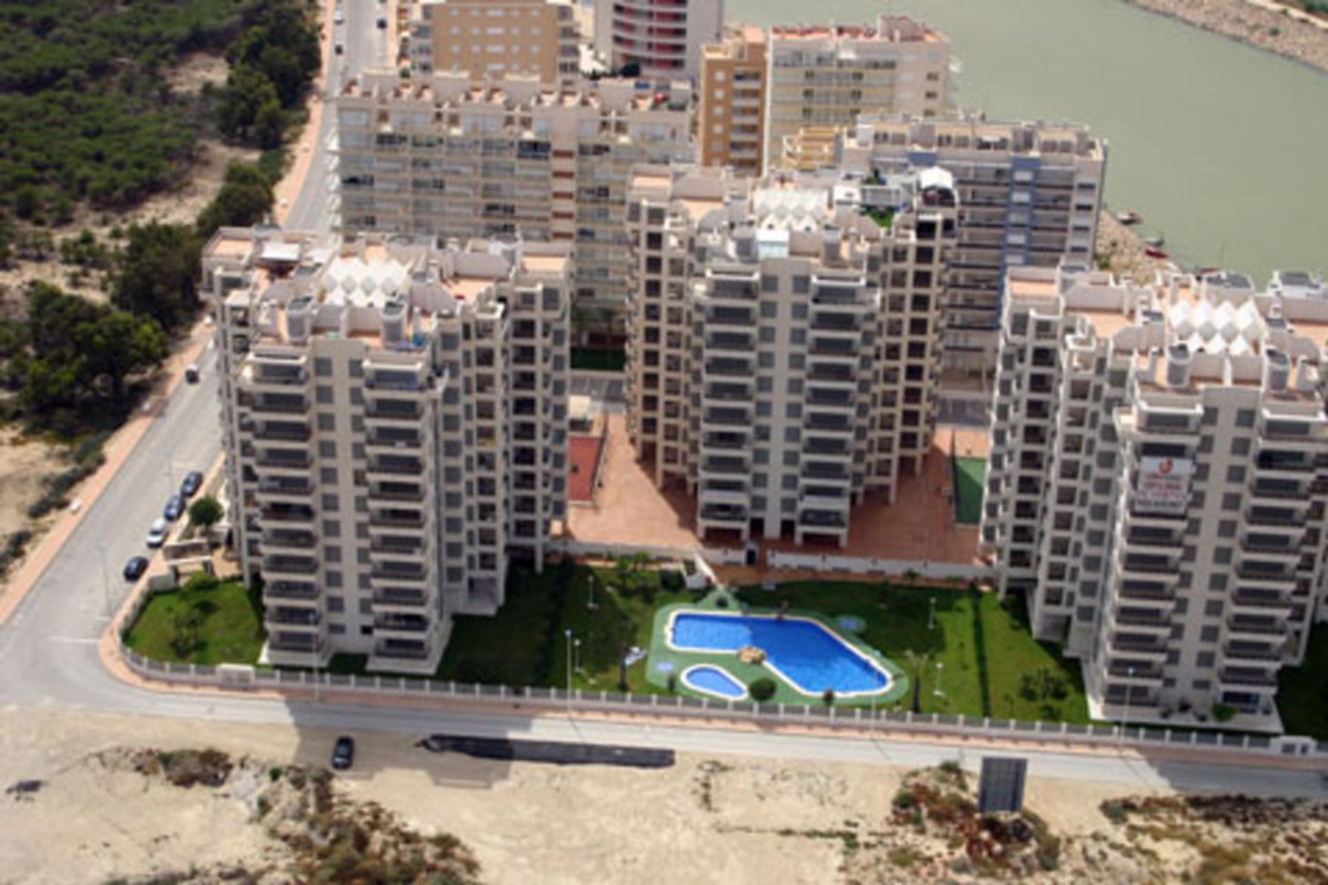 Condominium in Guardamar del Segura, Valencia 11345258