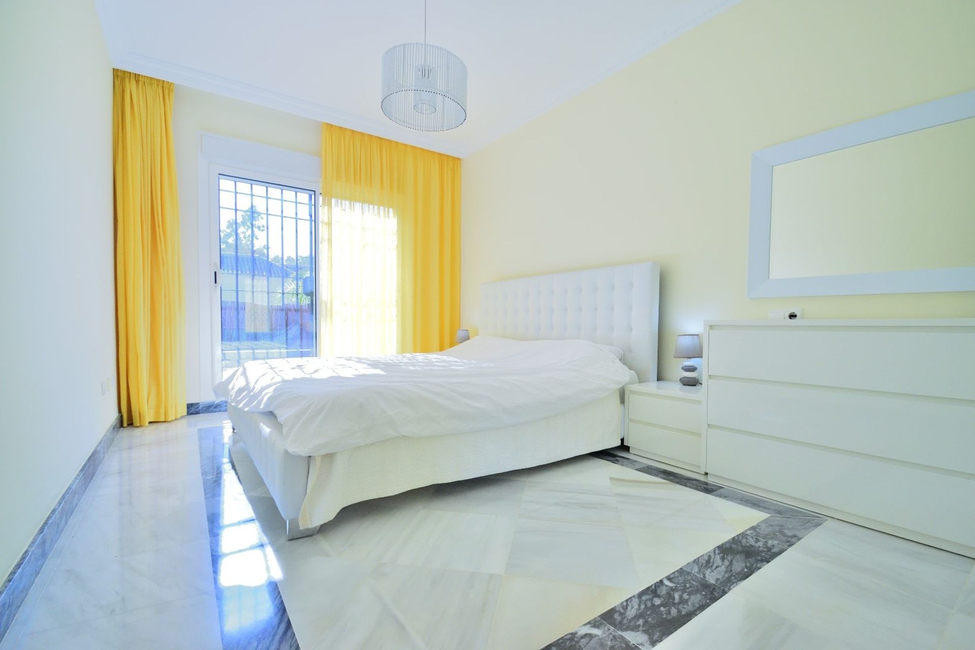 Condominium in Marbella, Andalucía 11347777