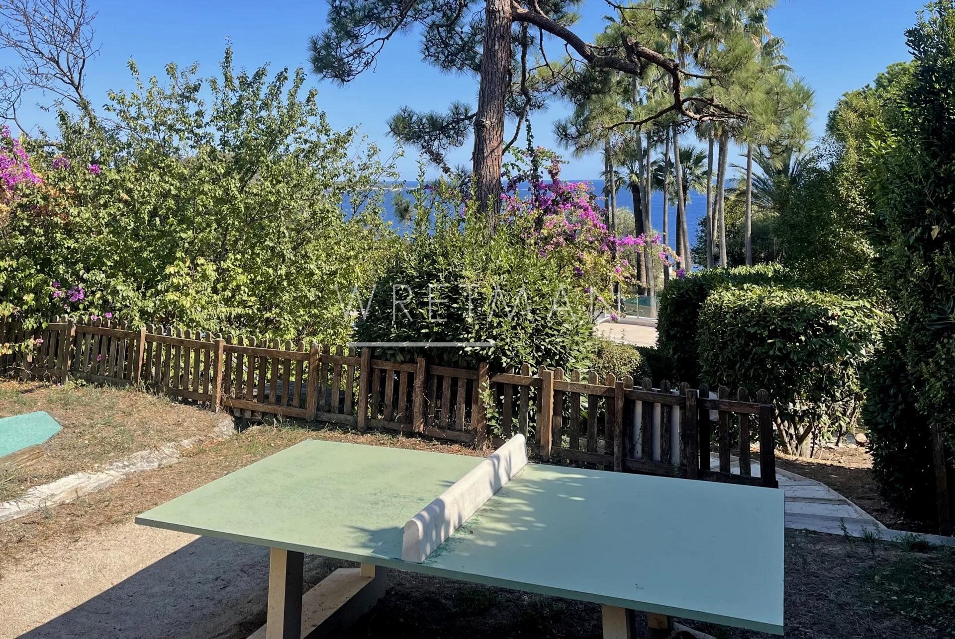 सम्मिलित में Cannes, Alpes-Maritimes 11348491