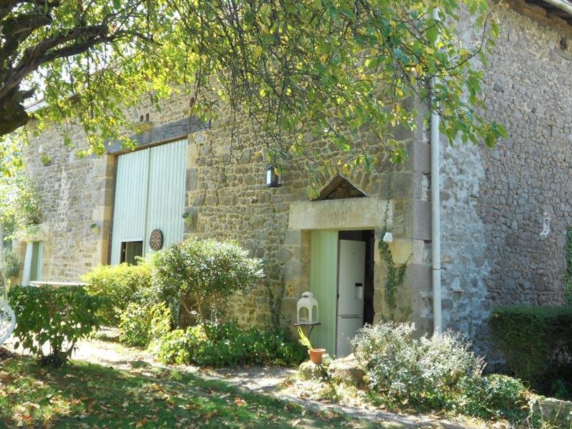 Condominium dans Terres-de-Haute-Charente, Nouvelle-Aquitaine 11392403