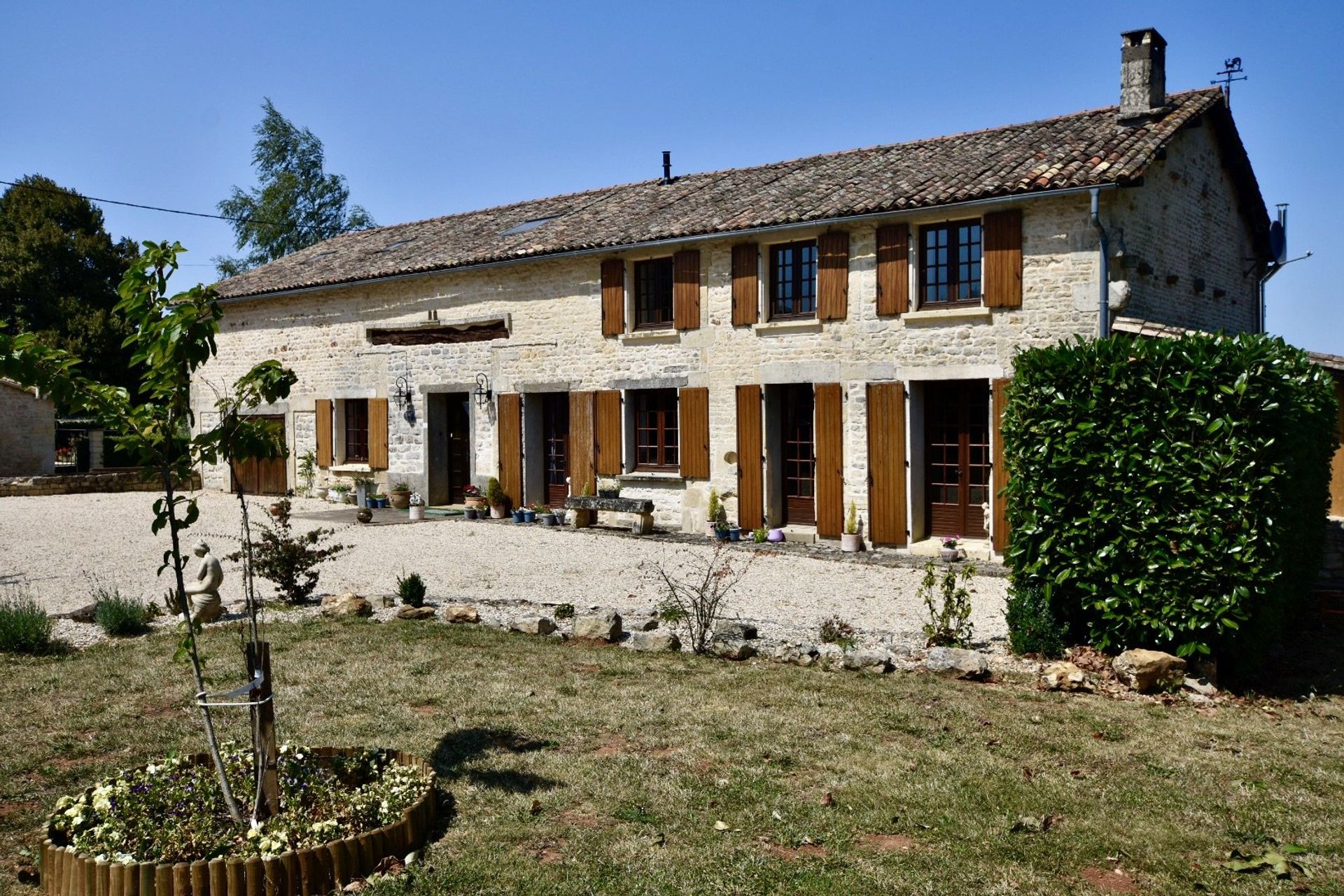 Condominium in La Celle-sous-Gouzon, Nouvelle-Aquitaine 11392422