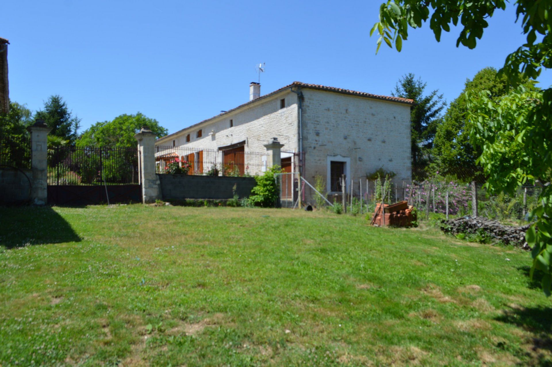 casa en Ruffec, Nouvelle-Aquitaine 11392447