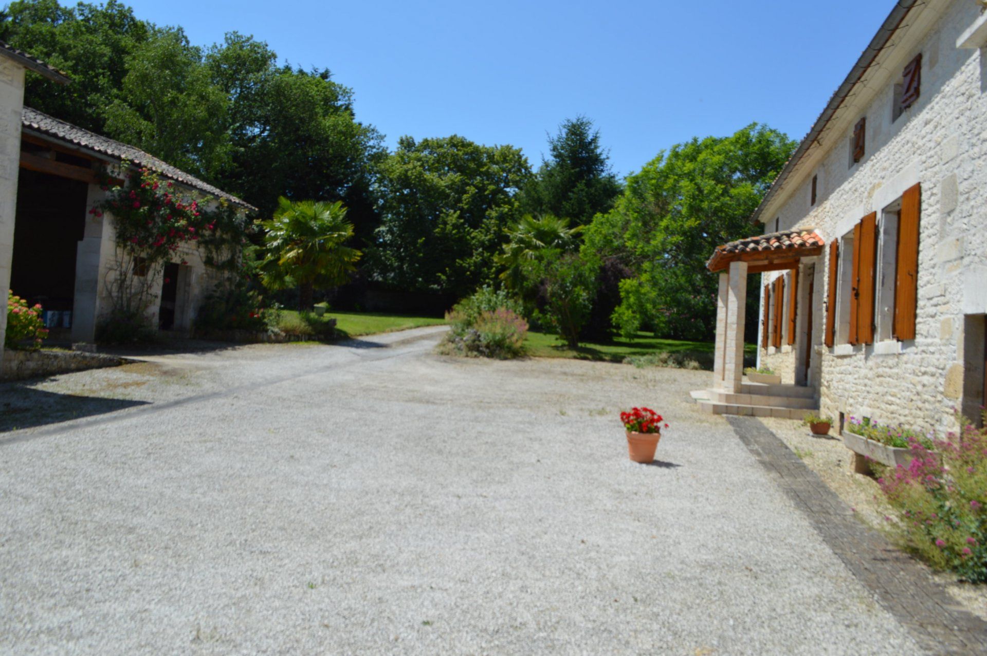 casa en Ruffec, Nouvelle-Aquitaine 11392447