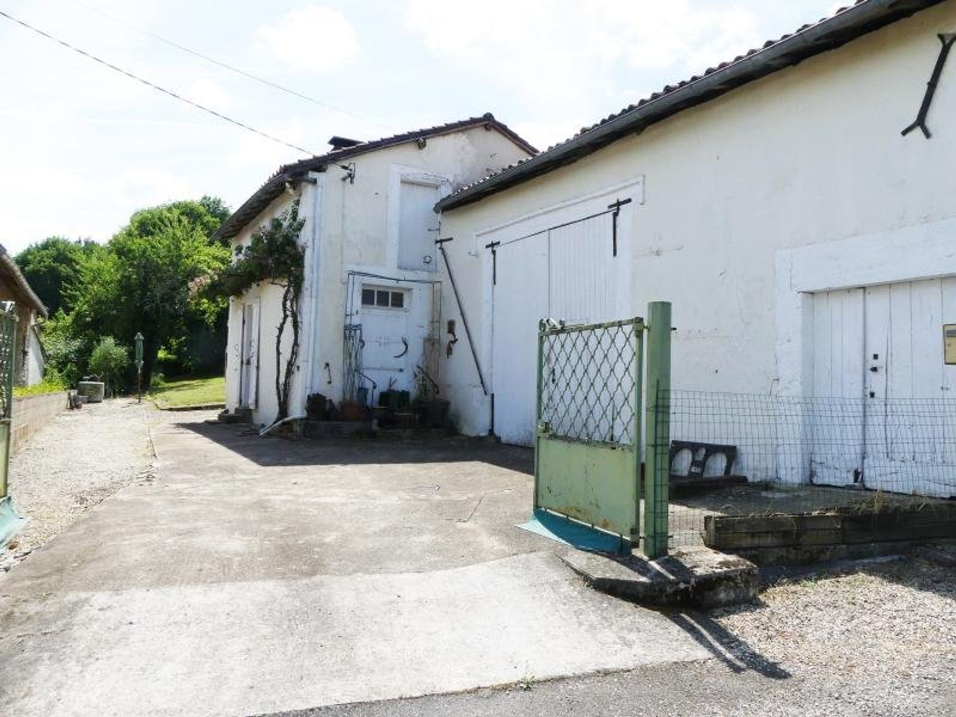 House in Saint-Gourson, Nouvelle-Aquitaine 11392532