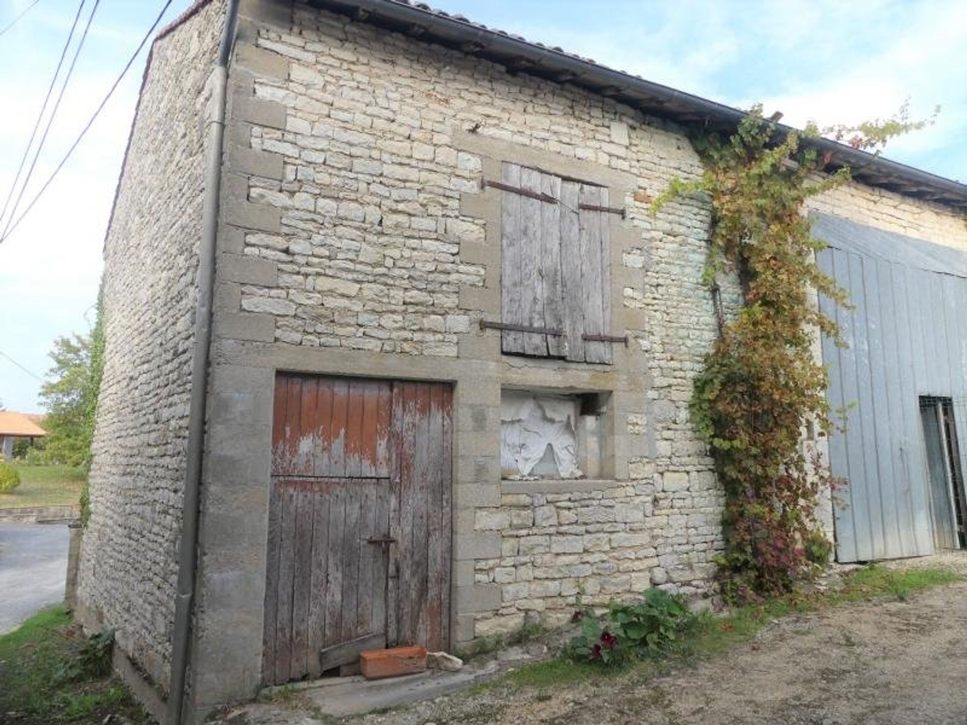 بيت في Marcillac-Lanville, Nouvelle-Aquitaine 11392542