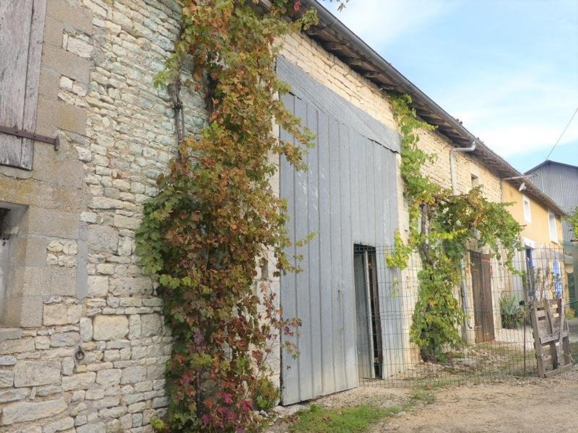 بيت في Marcillac-Lanville, Nouvelle-Aquitaine 11392542