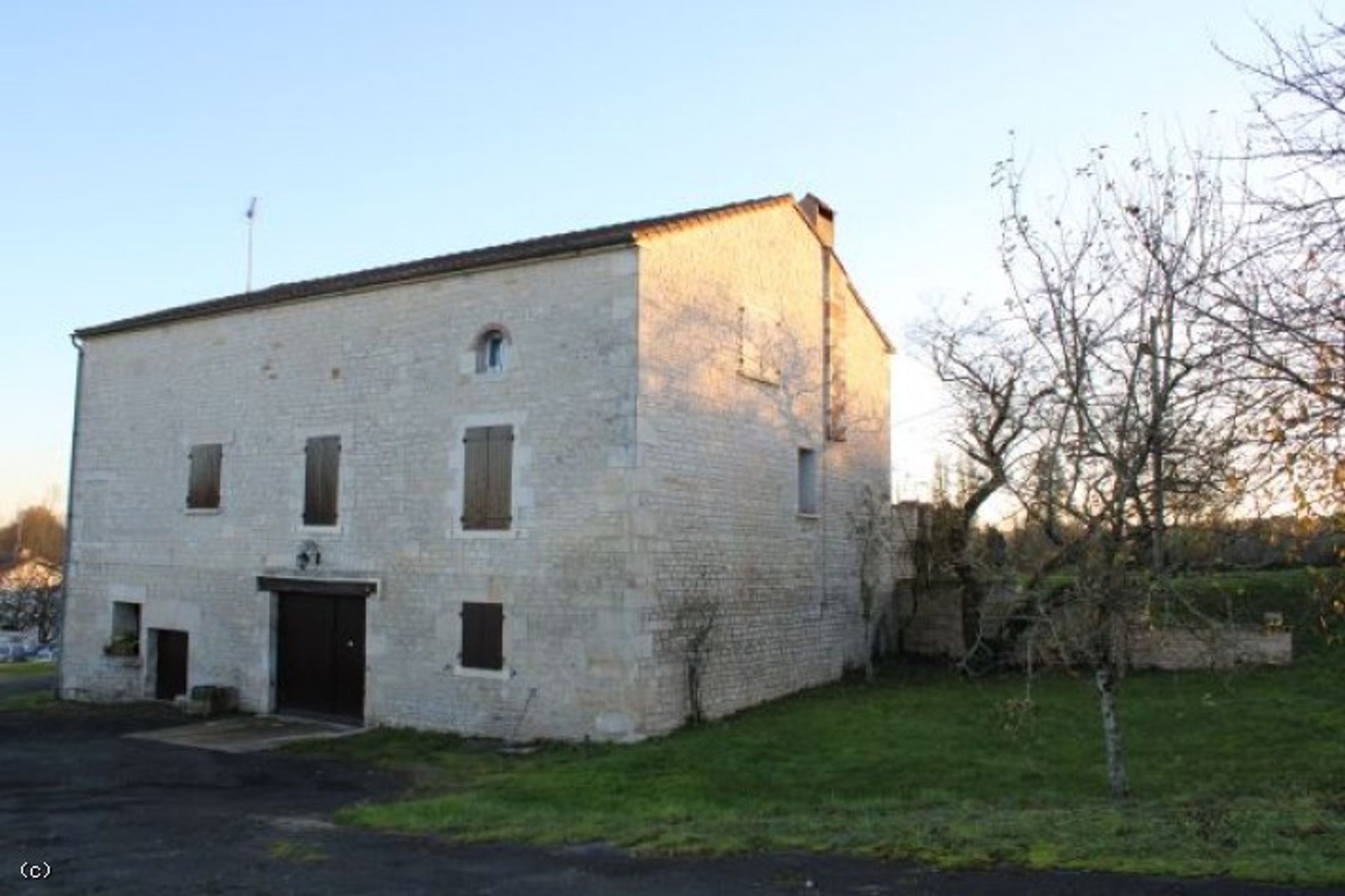 casa en Aunac-sur-Charente, Nouvelle-Aquitaine 11393377