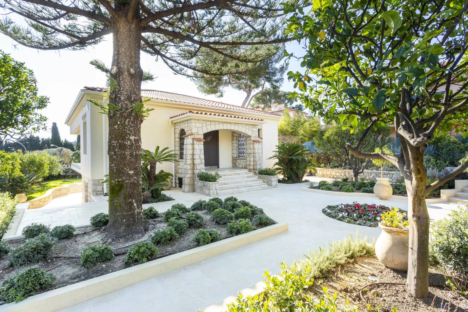 بيت في Roquebrune-Cap-Martin, Provence-Alpes-Côte d'Azur 11396248