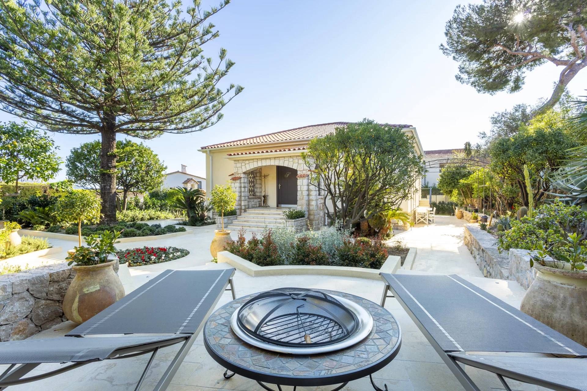 Talo sisään Cap Martin, Provence-Alpes-Cote d'Azur 11396248