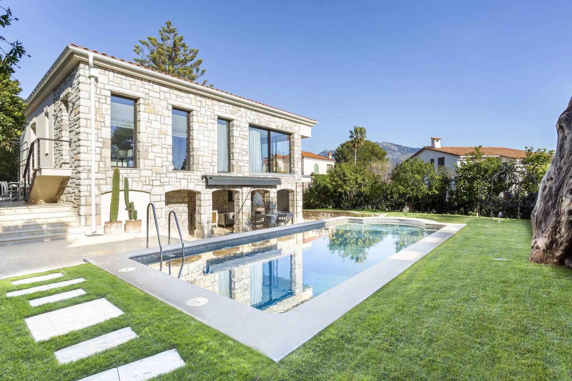 Talo sisään Cap Martin, Provence-Alpes-Cote d'Azur 11396248