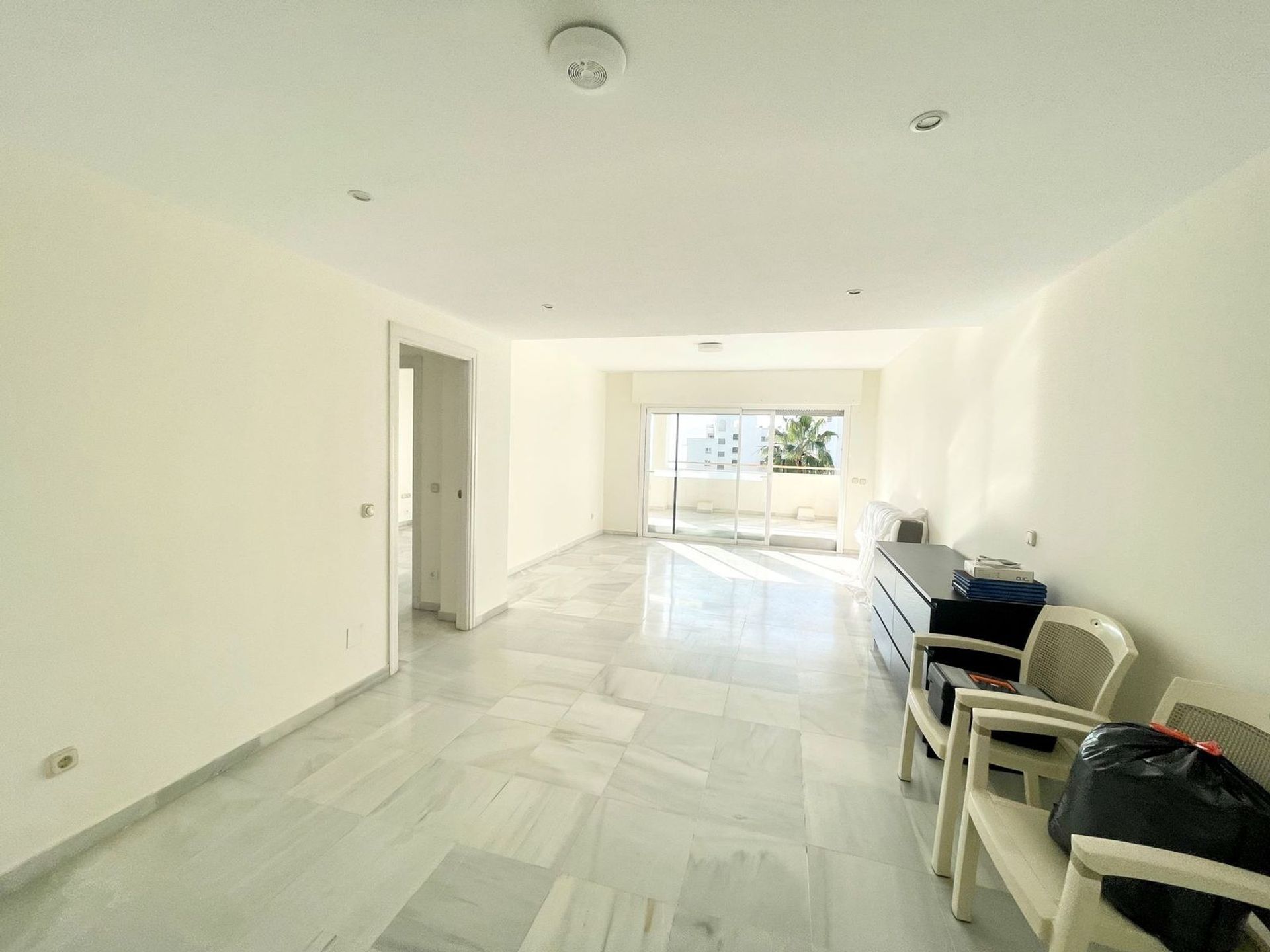 Condominium in Marbella, Andalusia 11400668