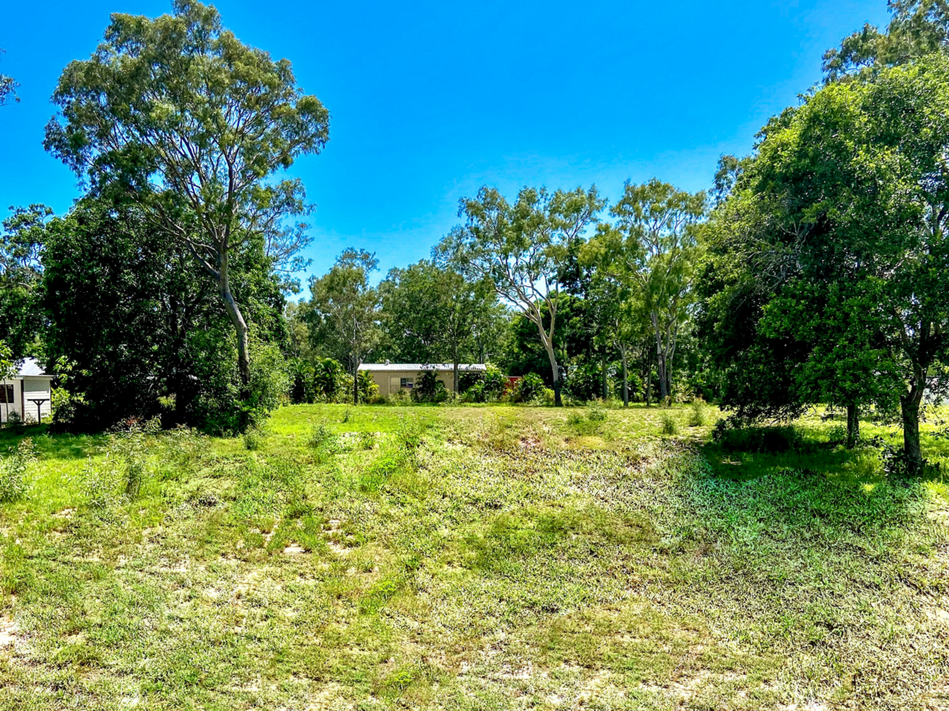 الأرض في Moore Park Beach, Queensland 11405601