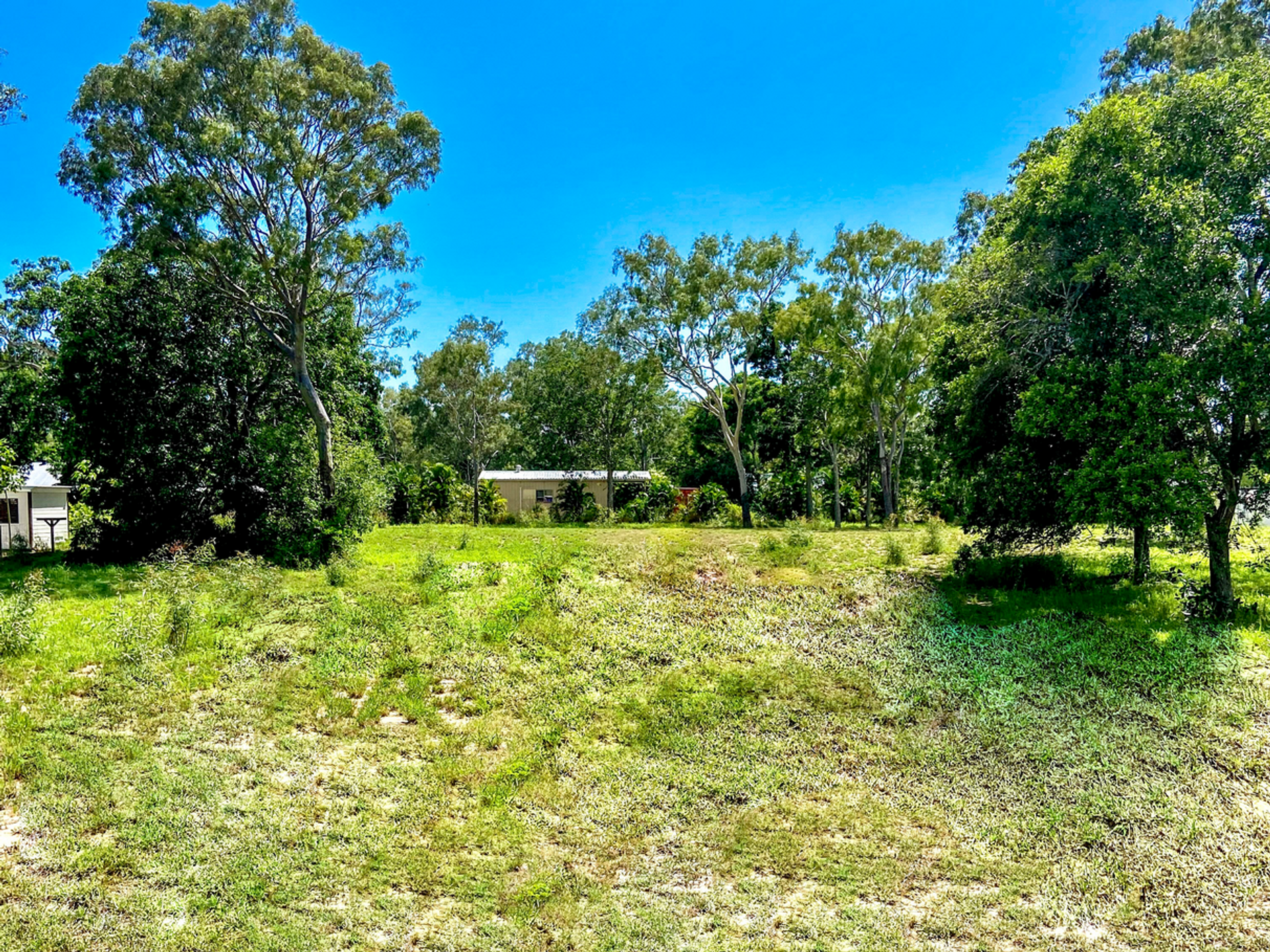 الأرض في Moore Park Beach, Queensland 11405601