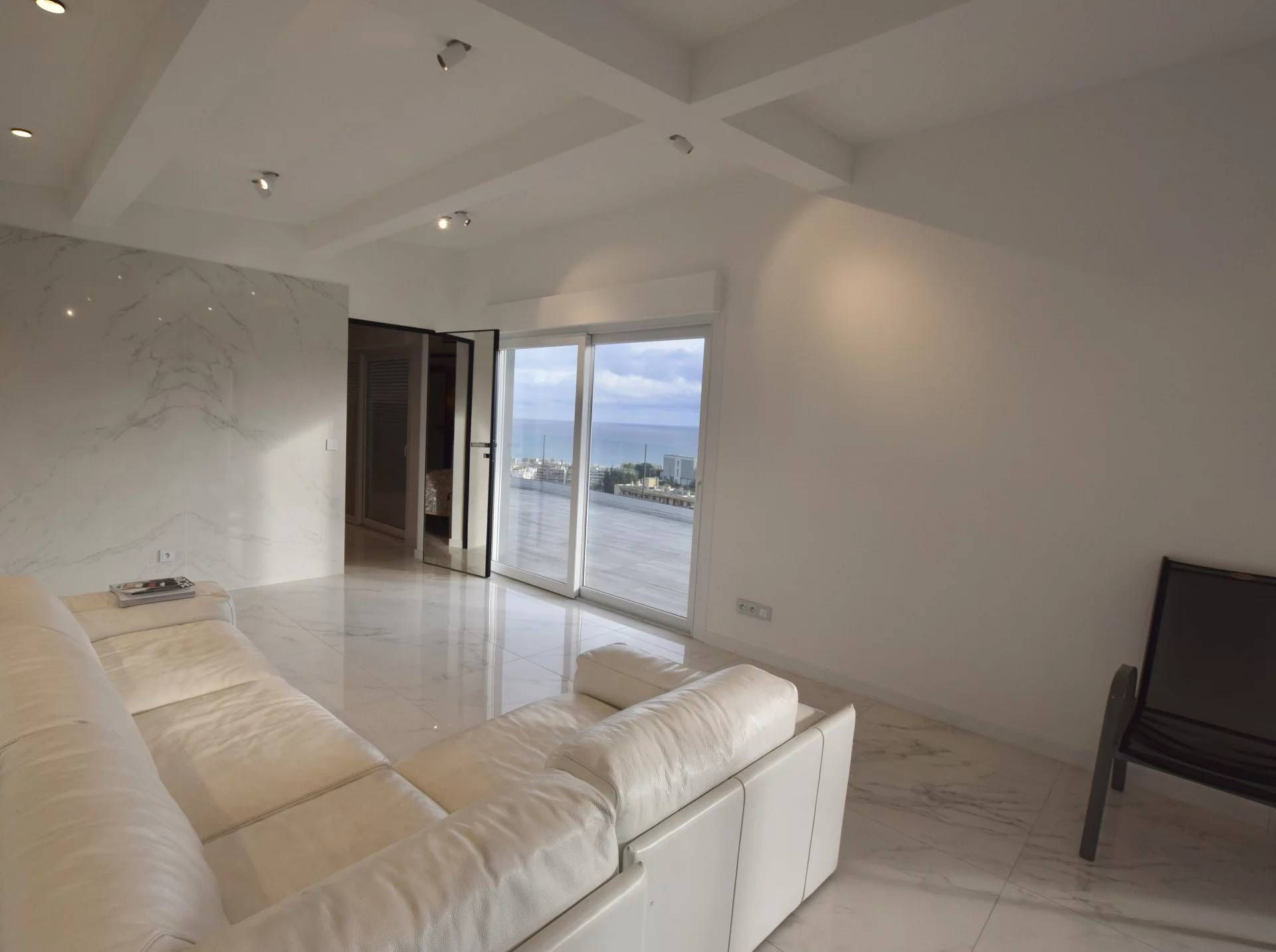 Condominium in Roquebrune-Cap-Martin, Provence-Alpes-Côte d'Azur 11510640