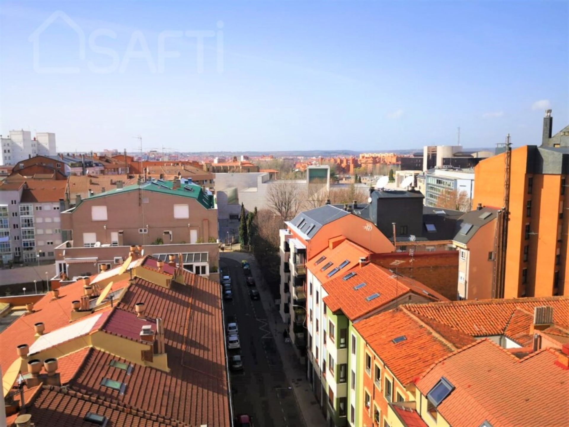 Condominium in León, Castilla y León 11514181