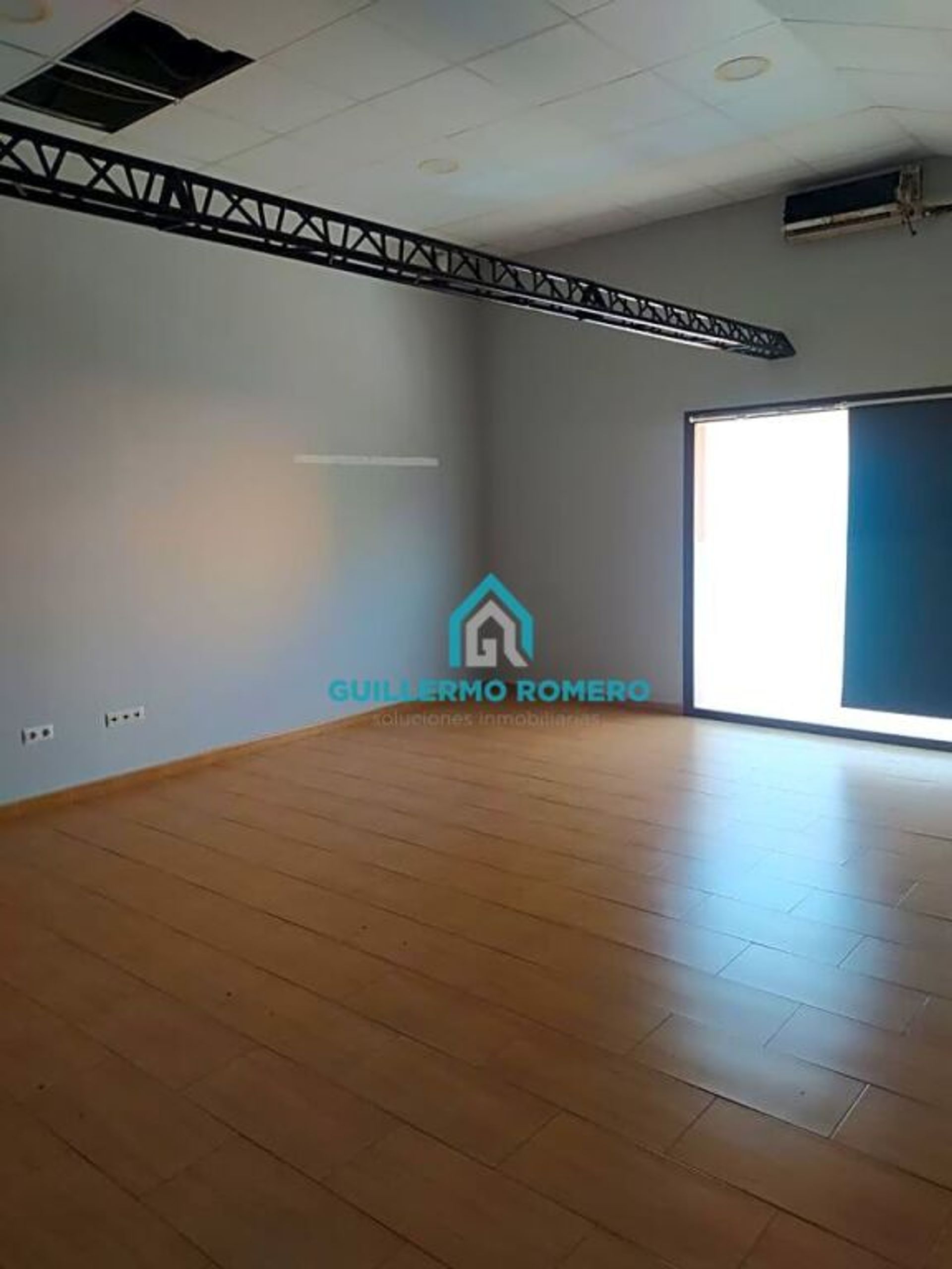 Commercial dans Coria del Río, Andalucía 11517368