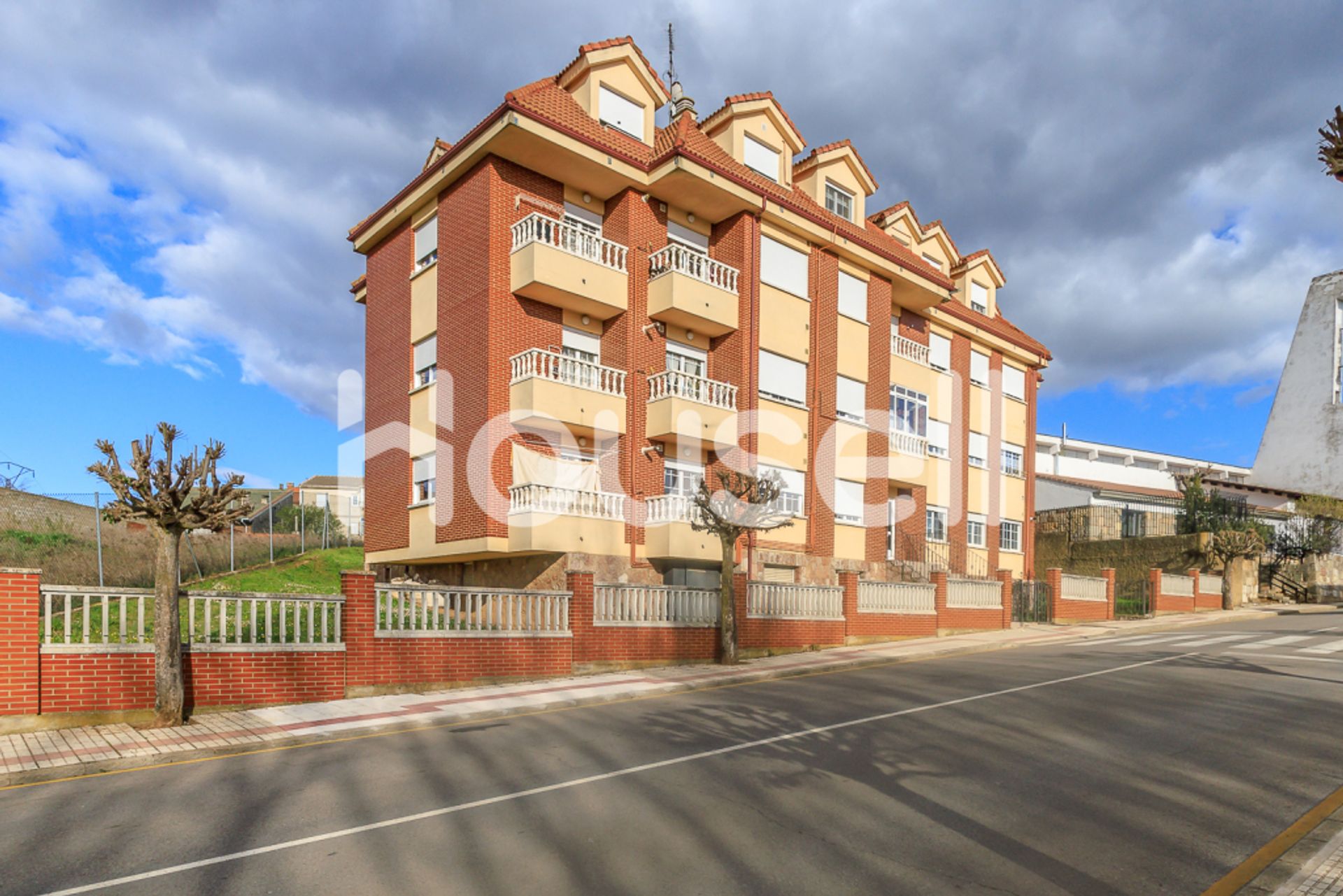 Condominium in La Virgen del Camino, Castilla y León 11522548